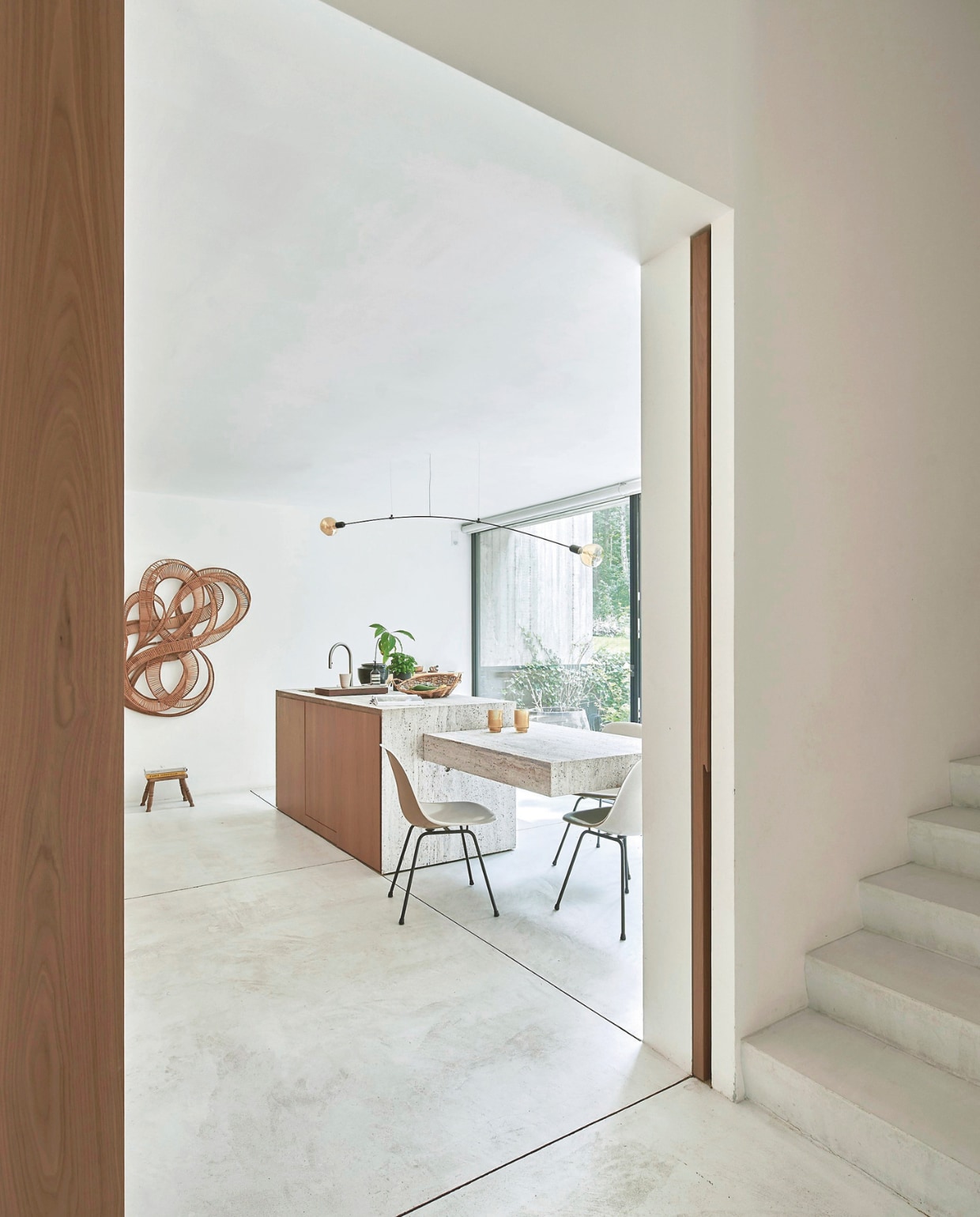 Het openen van de keuken is de enige architectonische ingreepdie gedaan is. Rieten kunstwerk gekocht op Ibiza. vtwonen stijlvol 03-2025 | Fotografie Mr. Frank |Tekst Tanne Donjacour Gielen