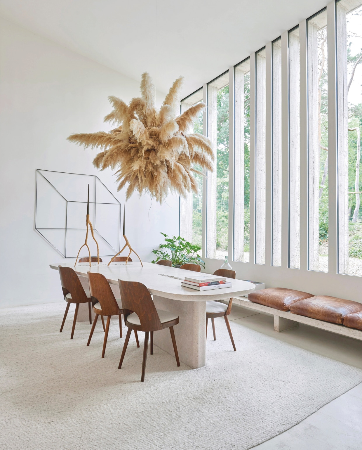 Binnen en buiten zijn nauw met elkaar verbonden. Met dit ontwerp verwijst Corbiau naar het wereldberoemde klooster Couvent Sainte-Marie de la Tourette van Le Corbusier. vtwonen stijlvol 03-2025 | Fotografie Mr. Frank |Tekst Tanne Donjacour Gielen