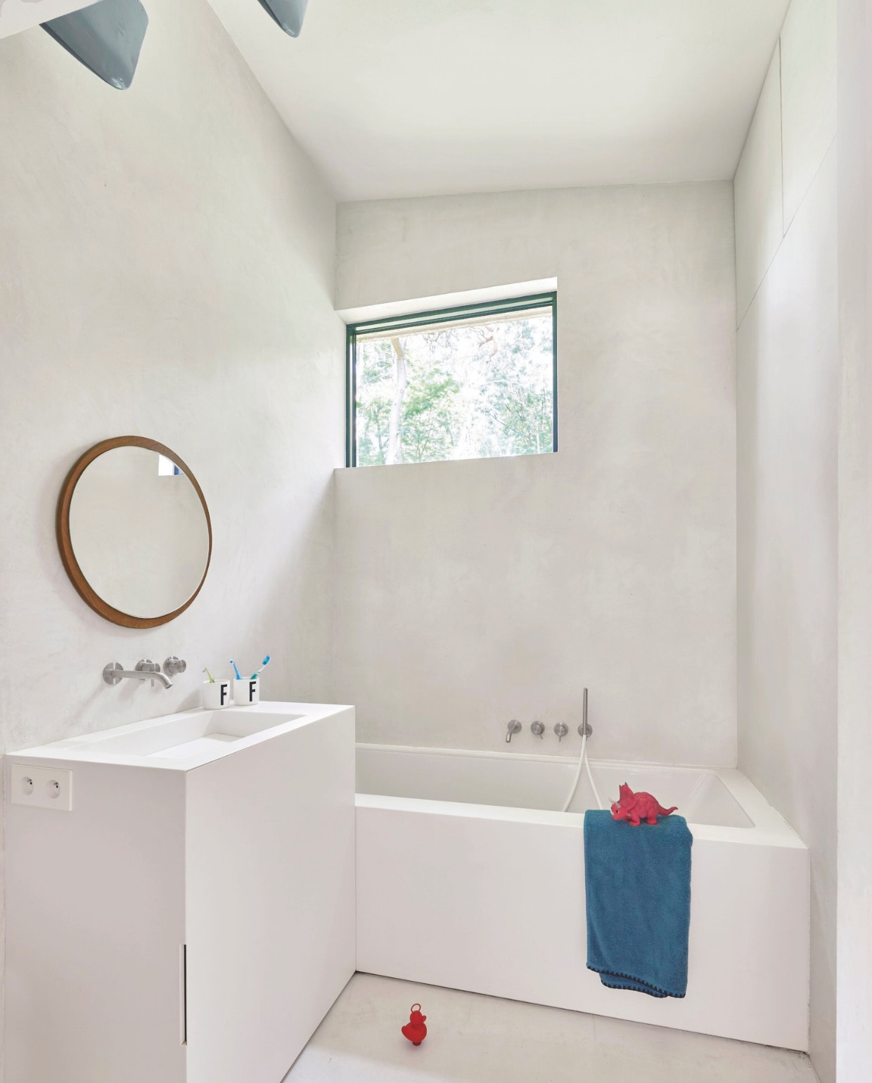 Net als de ruimtes in Le Corbusiers Couvent Sainte-Marie de la Tourette, zijn de badkamers niet erg ruim. Met de op maat gemaakte natuurstenen wastafels en baden maakte Catleen optimaal gebruik van de ruimte. vtwonen stijlvol 03-2025 | Fotografie Mr. Frank |Tekst Tanne Donjacour Gielen