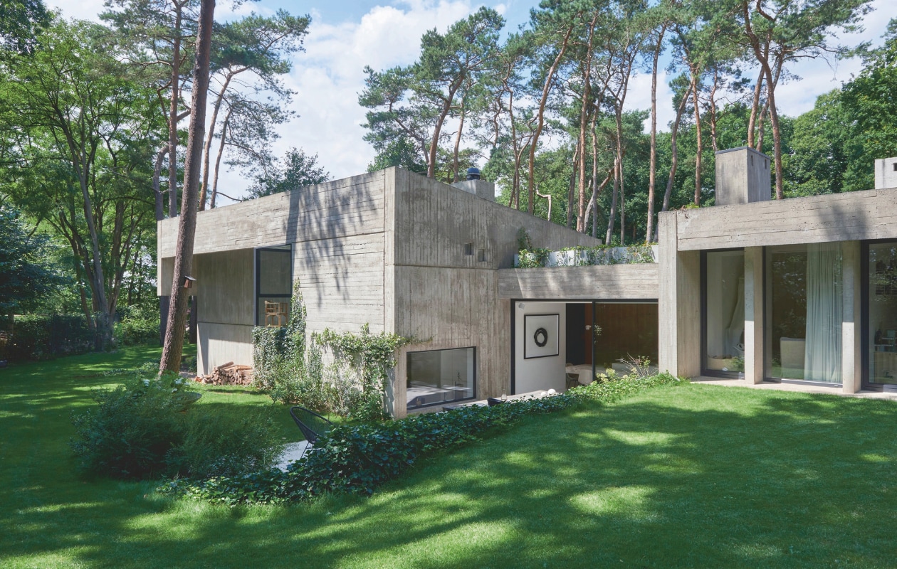 Deze betonnen villa is de eerste realisatie van Marc Corbiau, en een van de weinige brutalistische huizen. Het is volledig gebouwd van ter plaatse gestort beton. Vandaar ook de afdrukken van de houten planken in de betonnen muren. vtwonen stijlvol 03-2025 | Fotografie Mr. Frank |Tekst Tanne Donjacour Gielen
