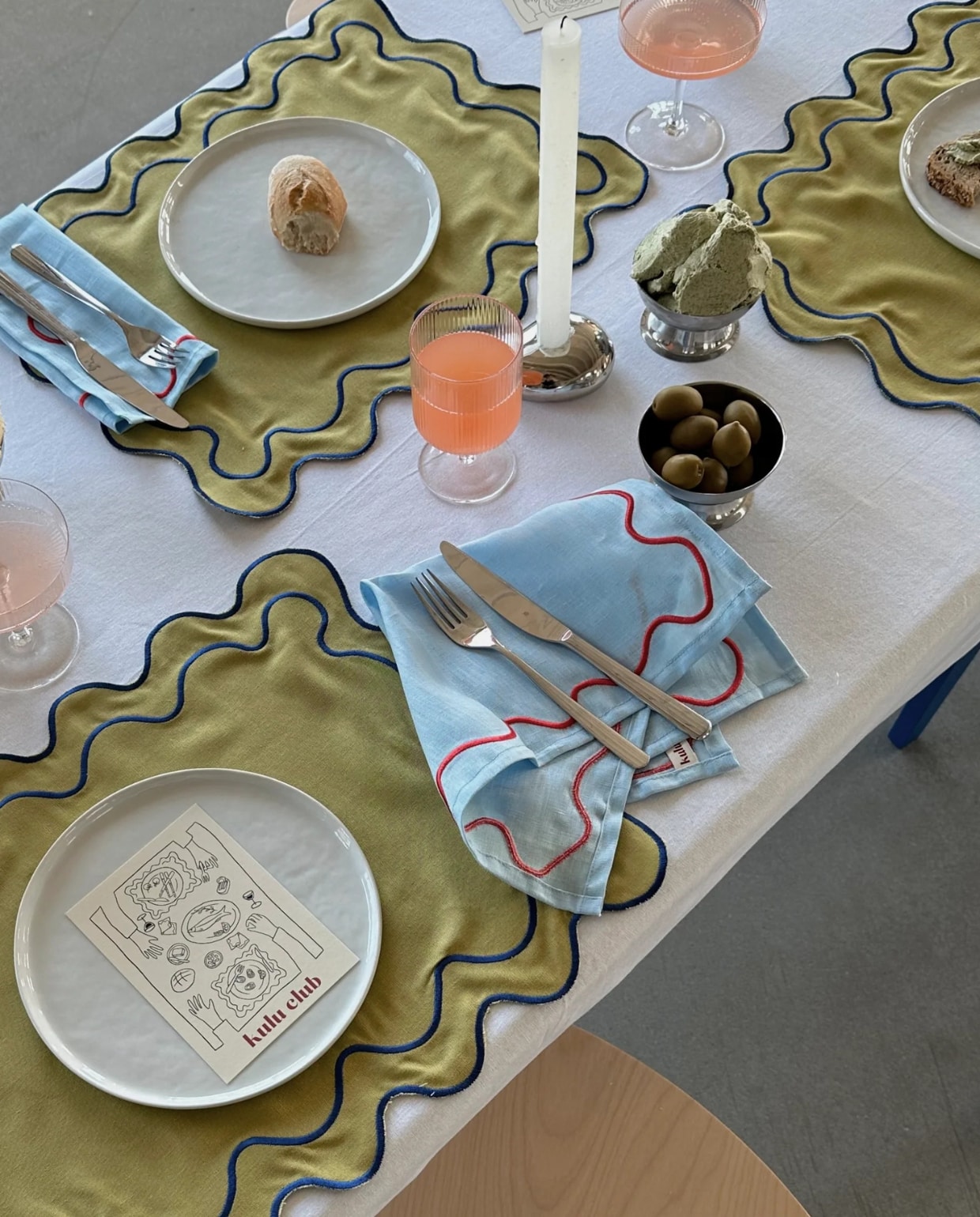 Shop op shop.vtwonen.nl: groene placemats Wavy, katoen en linnen, 48x38 cm (lxb) set van 2 € 26,95 en blauwe linnen servetten Wavy, 40x40 cm, set van 2 € 24,95. Kulu Club
