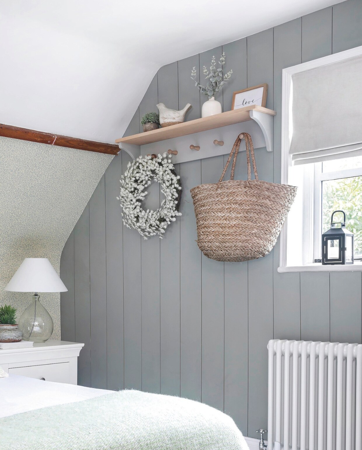 Houten wandbetimmering kleur Pigeon van Farrow &amp; Ball. Plank met haken The Cotswold Company. vtwonen landelijk 03-2025 | Fotografie Richard Gadsby | Tekstbewerking Roel Janssen