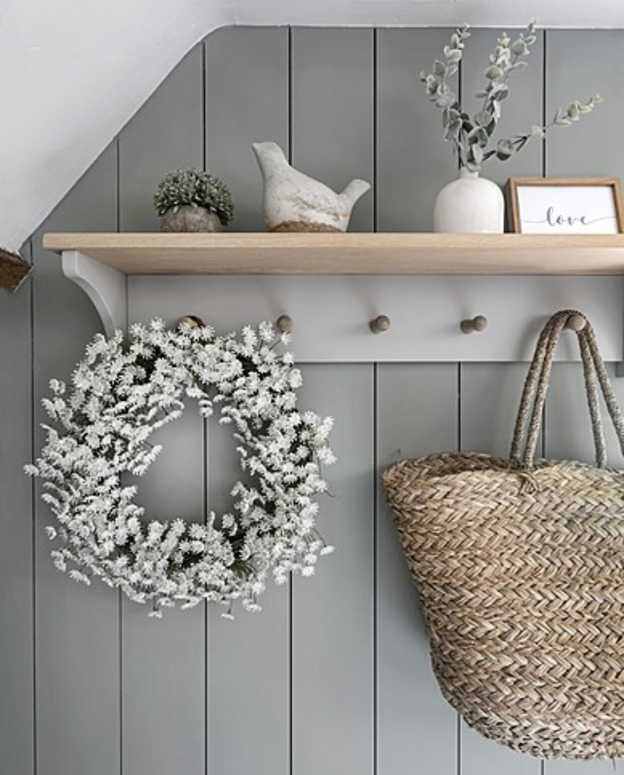 Houten wandbetimmering kleur Pigeon van Farrow &amp; Ball. Plank met haken The Cotswold Company. vtwonen landelijk 03-2025 | Fotografie Richard Gadsby | Tekstbewerking Roel Janssen