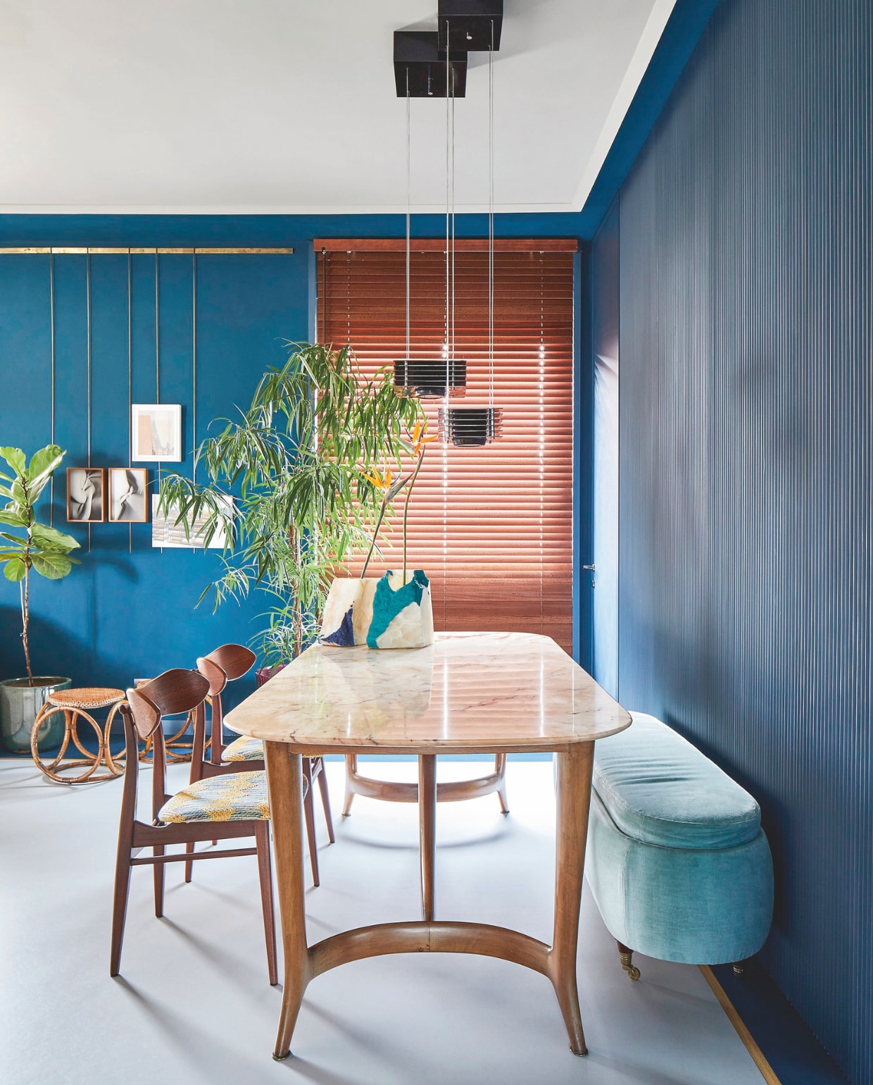 Tafel vintage, stoelen Louis van Teeffelen, lampen Ettore Sottsass, vazen Atelier Duccio Maria Gambi, vloer Forbo. Rotan krukken vintage. vtwonen 04-2025 | fotografie Cortili | tekst Cathelijne Jansen
