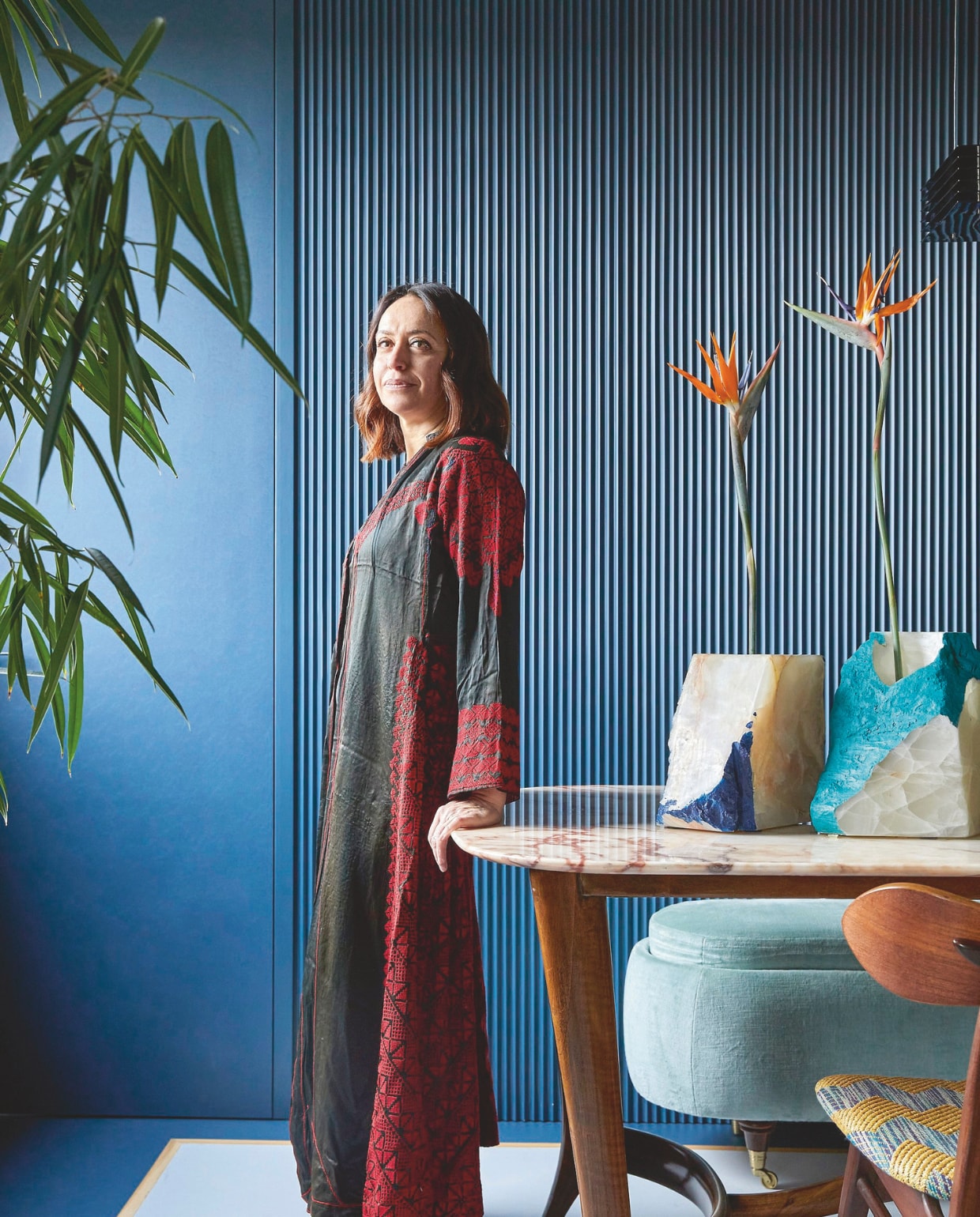 Tafel vintage, stoelen Louis van Teeffelen, lampen Sottsass, vazen Atelier Duccio Maria Gambi, vloer Forbo. vtwonen 04-2025 | fotografie Cortili | tekst Cathelijne Jansen