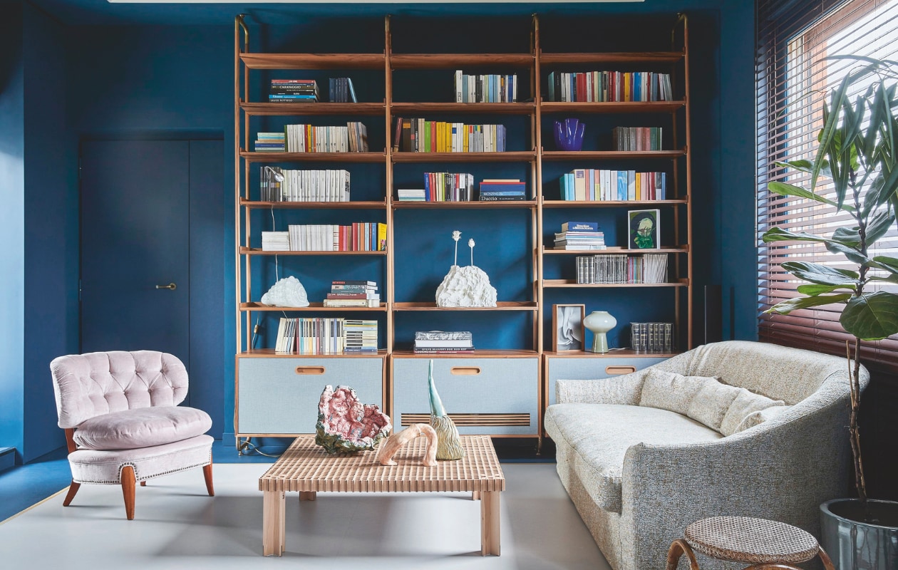Salontafel Poltrona Frau, keramische beelden Salvatore Arancio, op maat gemaakte boekenkast Massimo Adario. Porseleinen beeld Patricia Urquiola, vintage lamp Venini, foto Martín Soto Climént. Bank Meridiani (opnieuw bekleed), fauteuil en rotan kruk vintage. vtwonen 04-2025 | fotografie Cortili | tekst Cathelijne Jansen
