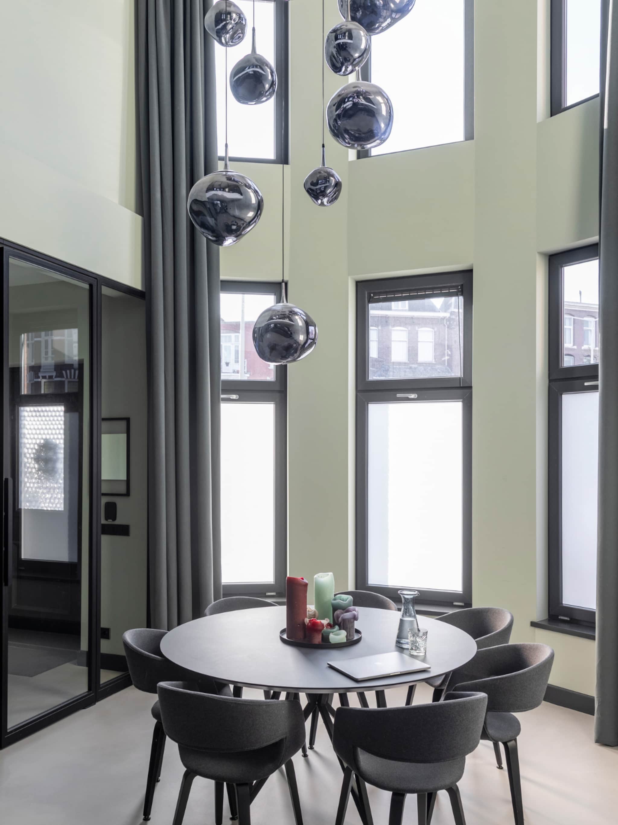binnenkijken in huizen met statementverlichting
