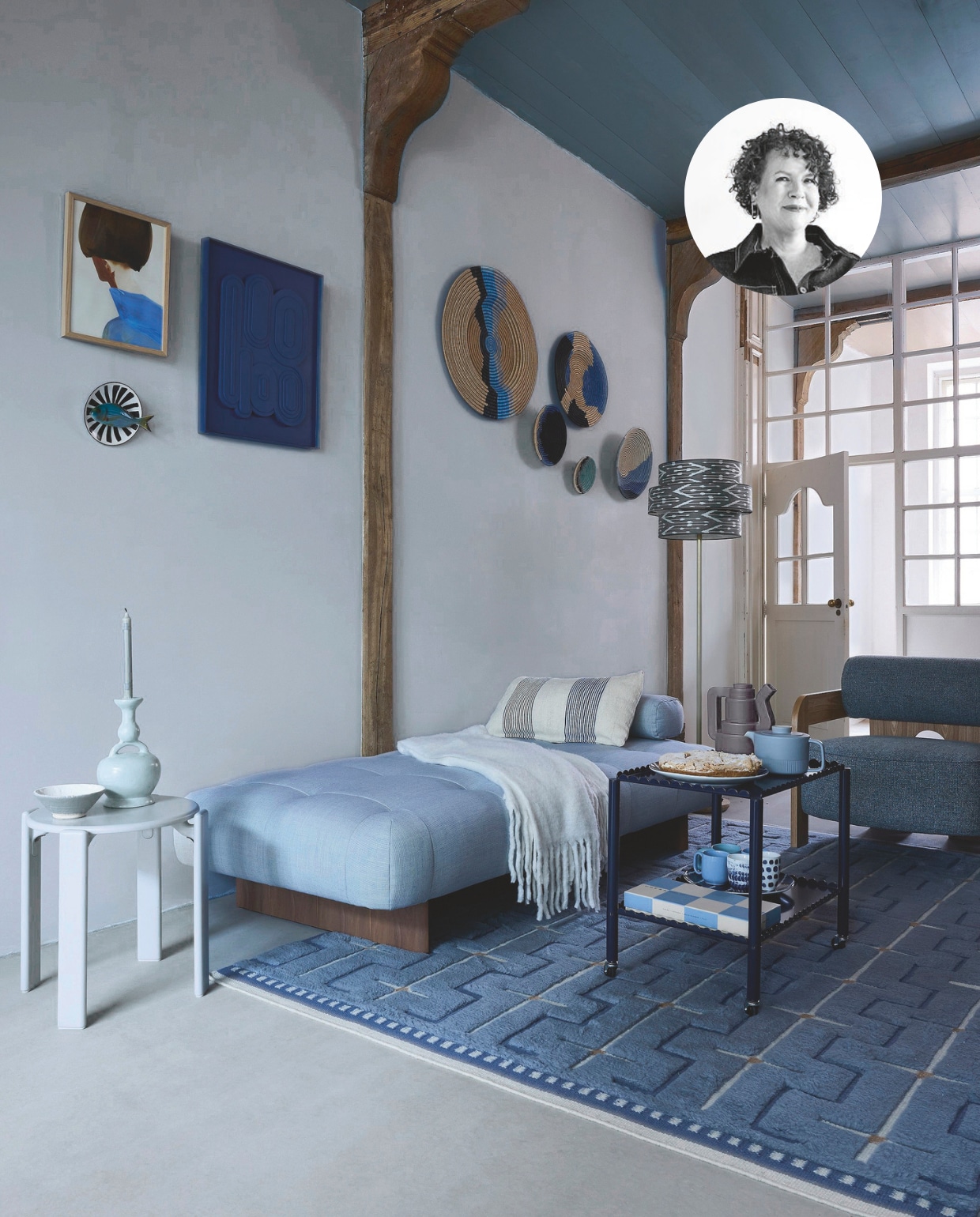 Kalkverf Blue Bay, 1 liter € 66,- en binnenlak Denim van Lab Paint, 500 ml € 51,- (vestingh.nl). Daybed Quilton Lift, hout en stof naar keuze, 210x105x41 cm (lxbxh) € 2749,-, lichtbauwe beukenhouten bijzettafel Rey, 46,5x46 cm (Øxh)€ 455,-, dinerkaars Pattern, set van 4 € 19,-, stalen Trolley Arcs, 63x44x53 cm (lxbxh) € 285,-, terracotta koppen met oor Barro, set van 2 € 29,- (hay.com). Wollen vloerkleed Johanna van Layered, 180x270 cm € 1695,- (vloerkledenwinkel.nl). Wollen kussen Household Hardware € 95,-, ecomix kandelaar Calvo van Urban Nature Culture € 49,95, sisal wandschalen Shoreline van Maison Suku, vanaf € 34,95, blauw-witte porseleinen mokken en bord Tie-Dye van vtwonen, vanaf € 5,95, wandbord Orata Medio van Visborden € 73,-, schaakbord Play van Printworks€ 35,-, fauteuil Oolong, eikenhout en bouclé, 90x73x76 cm (bxdxh)€ 779,- en blauwe wanddecoratie August van Zuiver, gips en hout€ 139,- (shop.vtwonen.nl). Poster Blue Cape door Amelie Hegardt voor Paper Collective € 40,- keramieken koffiekan door Hanna Kooistra € 185,- (loods5.nl). Porseleinen theepot moments van Marc O’Polo € 59,95 (essenzahome.nl). Wollen plaid XL Fringes € 69,95 (hetkabinet.nl). Met de hand gemaakte vloerlamp, prijs op aanvraag (madamegarage.nl). Aardewerk schaal Unica van Polspotten x Norman Trapman€ 45,- (polspotten.com). vtwonen 4-2025 | styling marianne luning | fotografie alexander van berge
