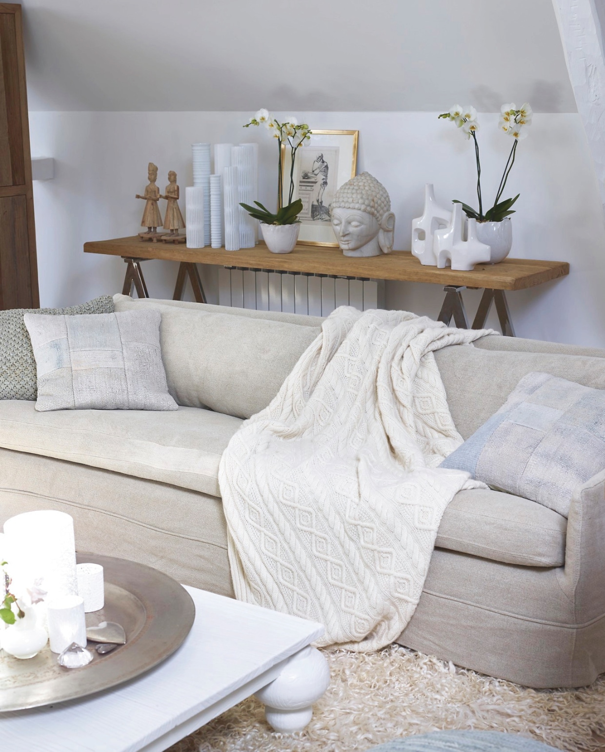 Vergelijkbare bank Rivièra Maison. Vergelijkbaar plaid Zara Home. Vazen en beelden verzamelde Line tijdens haar reizen. vtwonen landelijk 03-2025 | Productie House of Pictures | Brontekst Ingrid SkaansarStyling José Spaans | Fotografie Sarah Van Hove