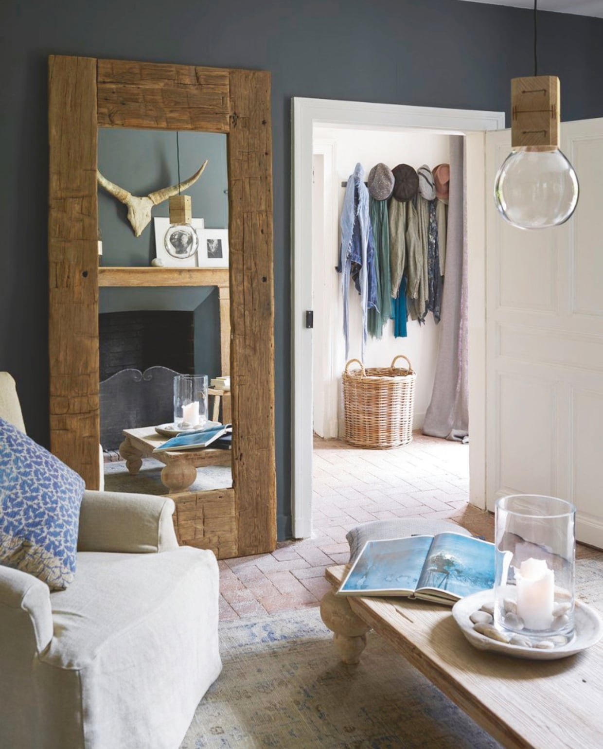 Muurverf Down Pipe van Farrow &amp; Ball. Vergelijkbare spiegel Maisons du Monde. Soortgelijke fauteuil HerbersLifestyle.Vergelijkbare hanglamp Lamp Direct. vtwonen landelijk 03-2025 | Productie House of Pictures | Brontekst Ingrid SkaansarStyling José Spaans | Fotografie Sarah Van Hove