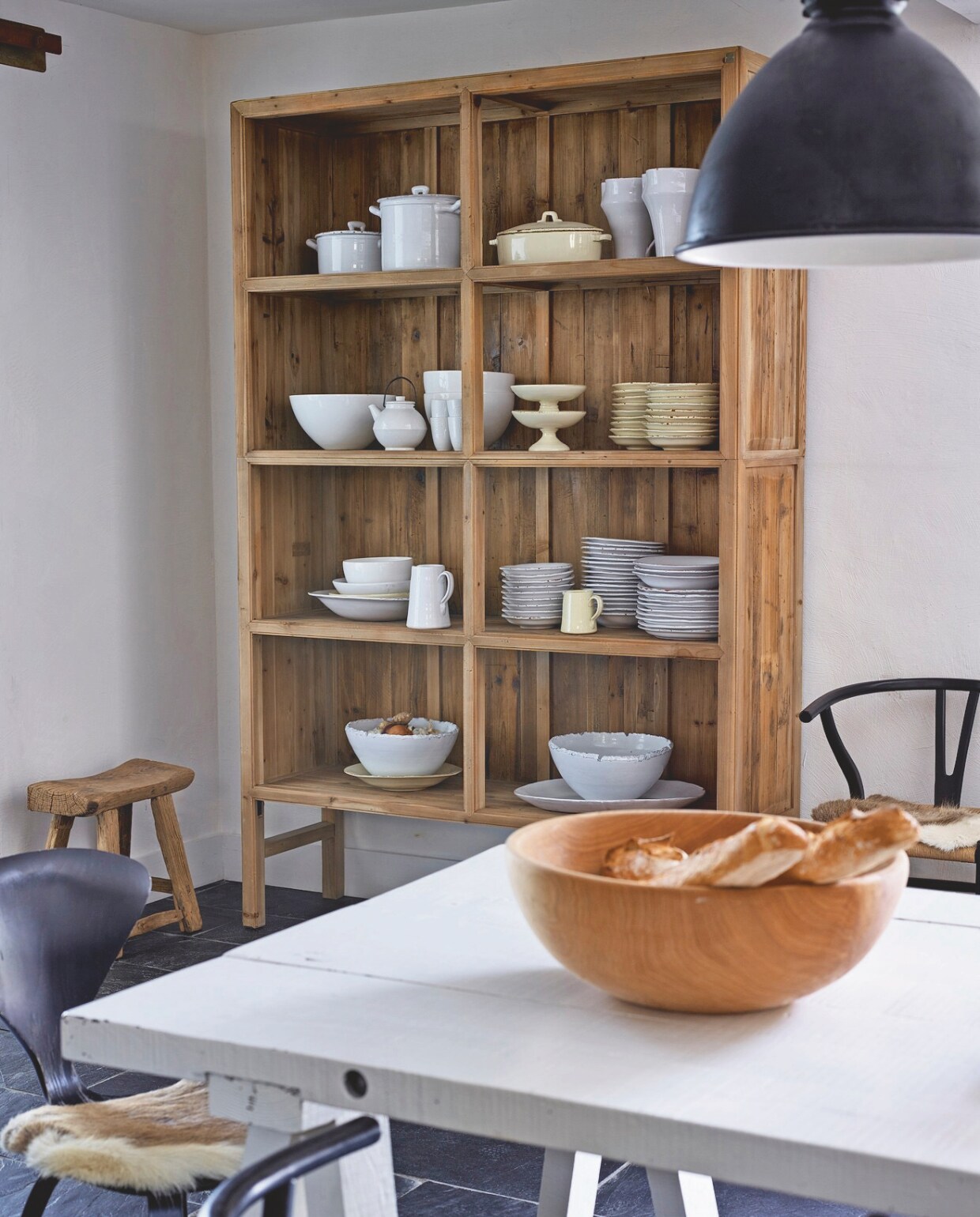 Vergelijkbare kast Loberon. Vergelijkbare houten schaal H&amp;M Home. vtwonen landelijk 03-2025 | Productie House of Pictures | Brontekst Ingrid SkaansarStyling José Spaans | Fotografie Sarah Van Hove