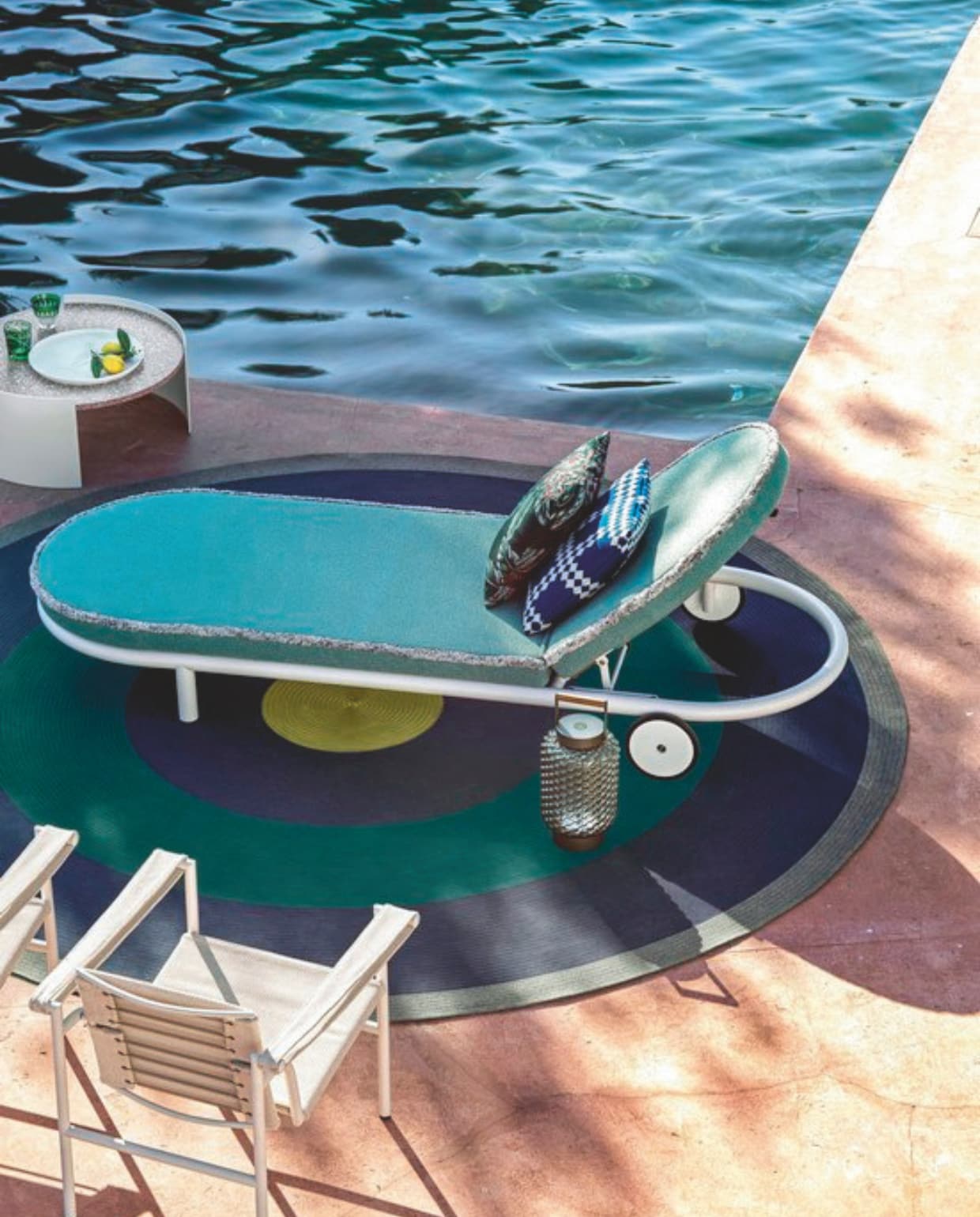 Trampoline sunbed by Patricia Urquiola – Cassina Outdoor Collection - foto Gionata Xerra Stijlvol Wonen Stijlgids 03-2025
