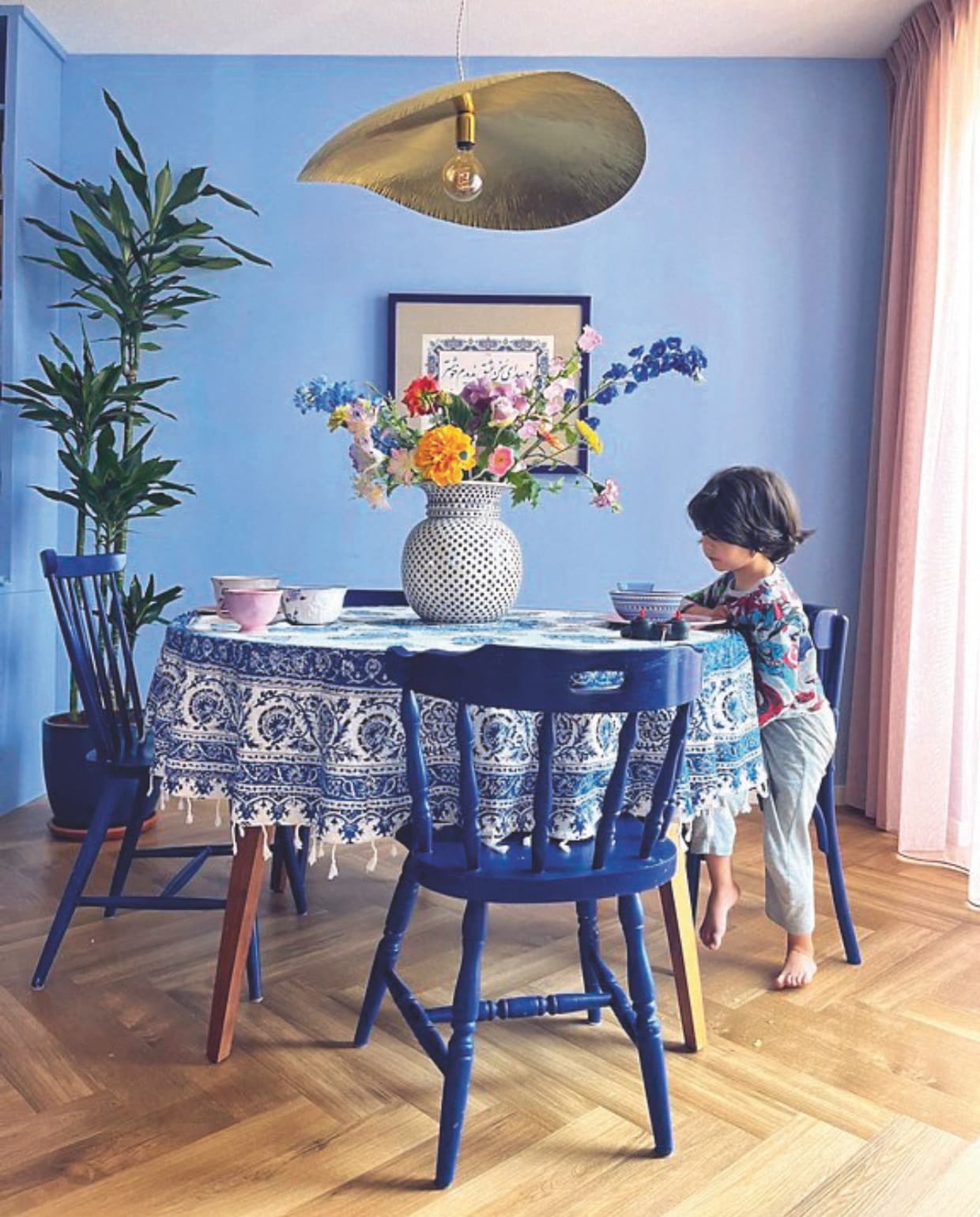 ‘Onze ronde eettafel decoreer ik vaak met mooie tafelkleden en bloemen, maar het is óók gewoon de tafel waar we aan eten.’ vtwonen 04-2025 | fotografie Dana van Leeuwen | tekst Merel van der Lande