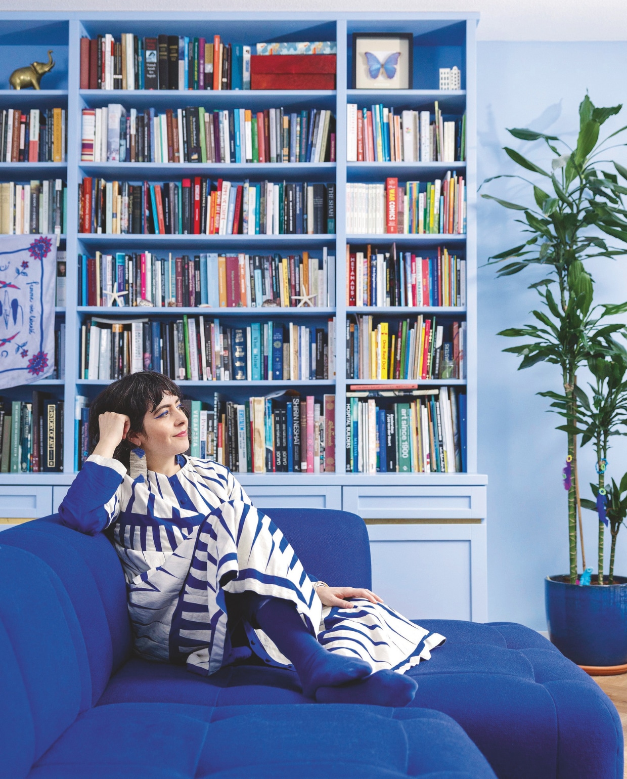 Boekenkast op maat gemaakt door Beitel Beestje, in NCS S 1030-R80B. Bank Quilton van Hay. vtwonen 04-2025 | fotografie Dana van Leeuwen