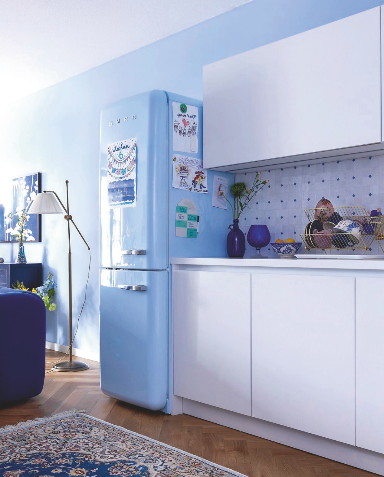 Muurkleur NCS S 1030-R80B. Koelkast Smeg. Keukenblok Bouwcenter Van Hoppe. Lamp Ghidini. Tapijt Gabbeh via Nain Trading. vtwonen 04-2025 | fotografie Dana van Leeuwen | tekst Merel van der Lande