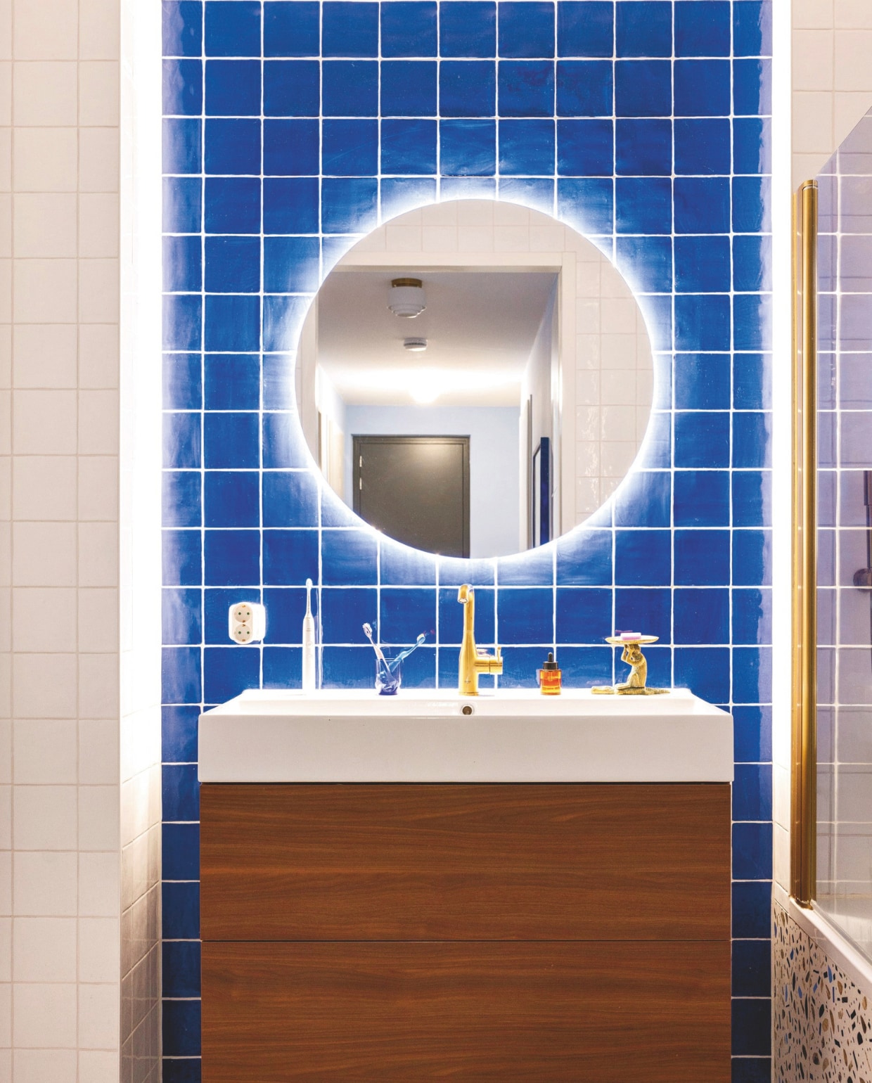 Badkamermeubels en kranen Grohe via Plieger. Wandtegels Craquelé Cobalto van La Porta. Vloertegels Ghiaia van Ceramica Fioranese. vtwonen 04-2025 | fotografie Dana van Leeuwen | tekst Merel van der Lande