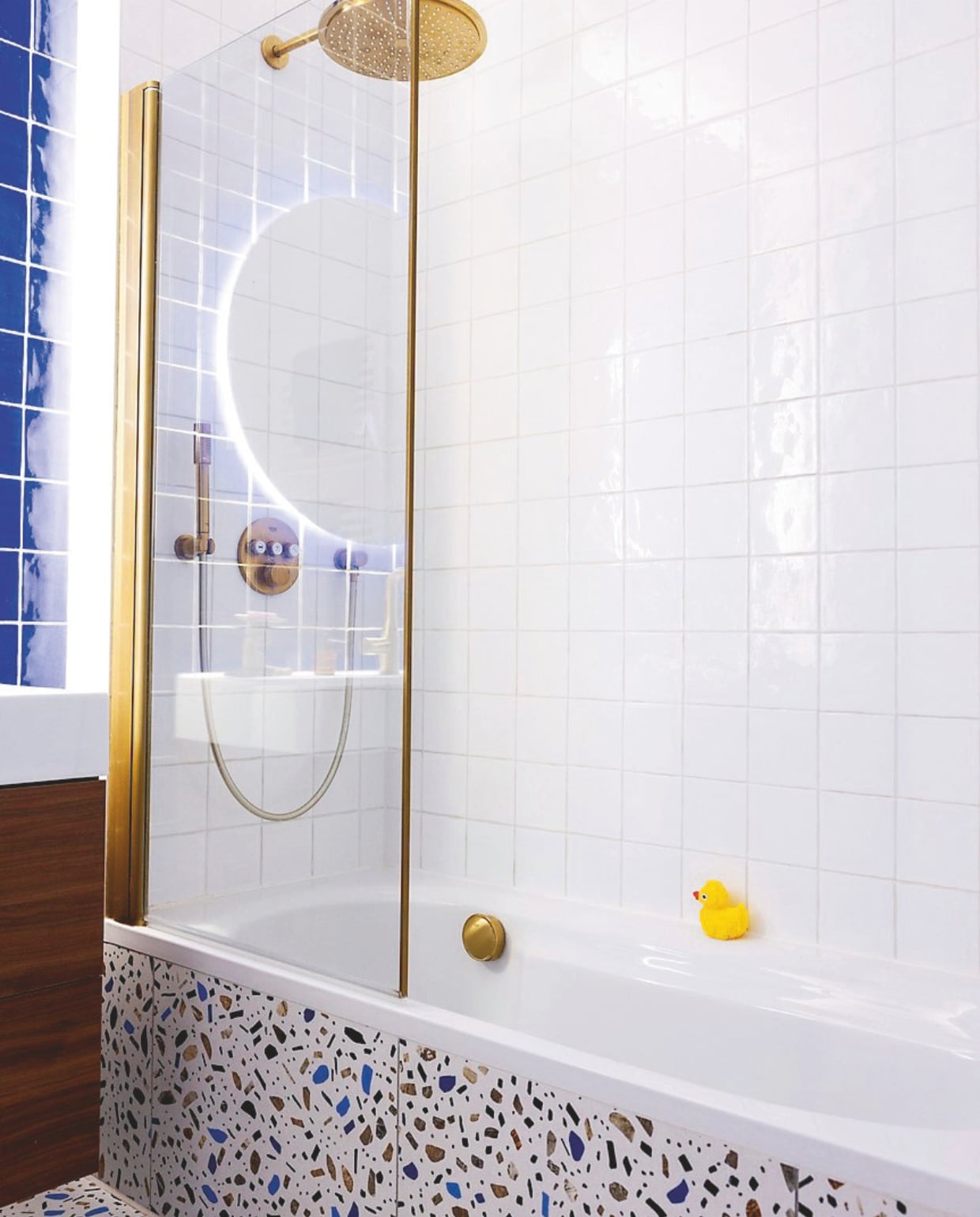 Vloertegels Ghiaia van Fioranese. Douche Grohe via Plieger. Witte tegels en blauwe tegels Craquelé Cobalto van La Porta. vtwonen 04-2025 | fotografie Dana van Leeuwen | tekst Merel van der Lande