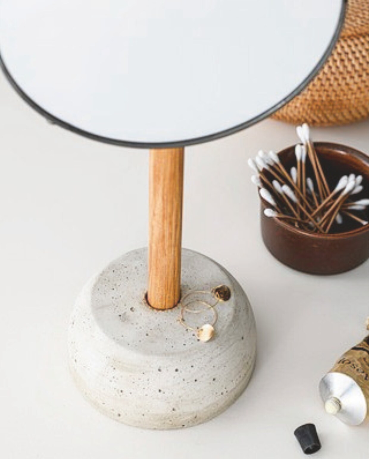 Manden (ikea.nl). Schaal en houten onderzetter (tablejoy.nl). Overig privébezit. vtwonen DIY 9 2024 | productie Insidehomepage | styling en uitvoering Anja Bas Backer, Laura Gommans | fotografie Louis Lemaire