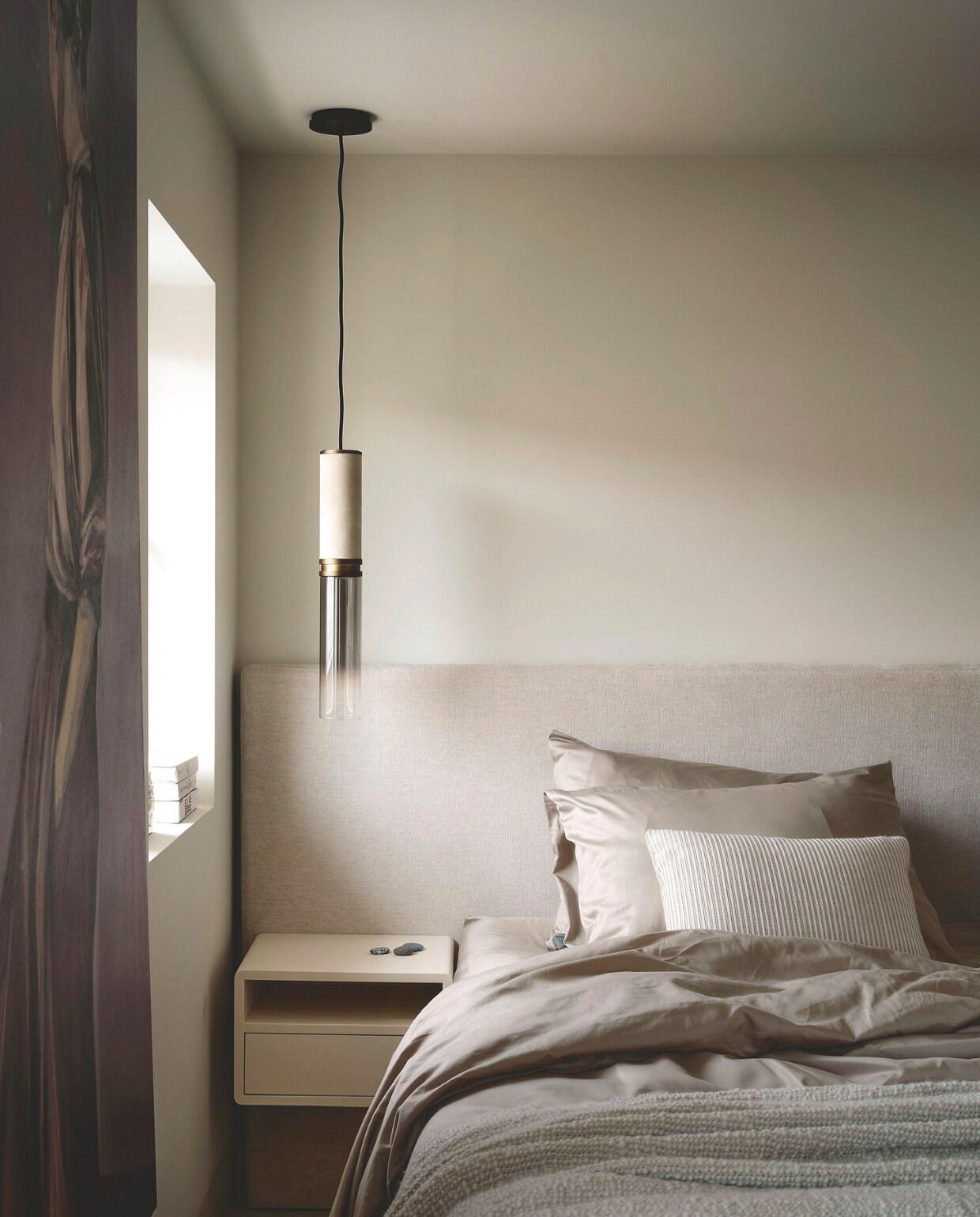 Hoofdbord, bed en beddengoed Nilson. Lamp ontworpen door Marcel Wolterinck voor Maretti. vtwonen Stijlvol 4-2025 | Fotografie Space Content Studio | Tekst Eveline Stoel
