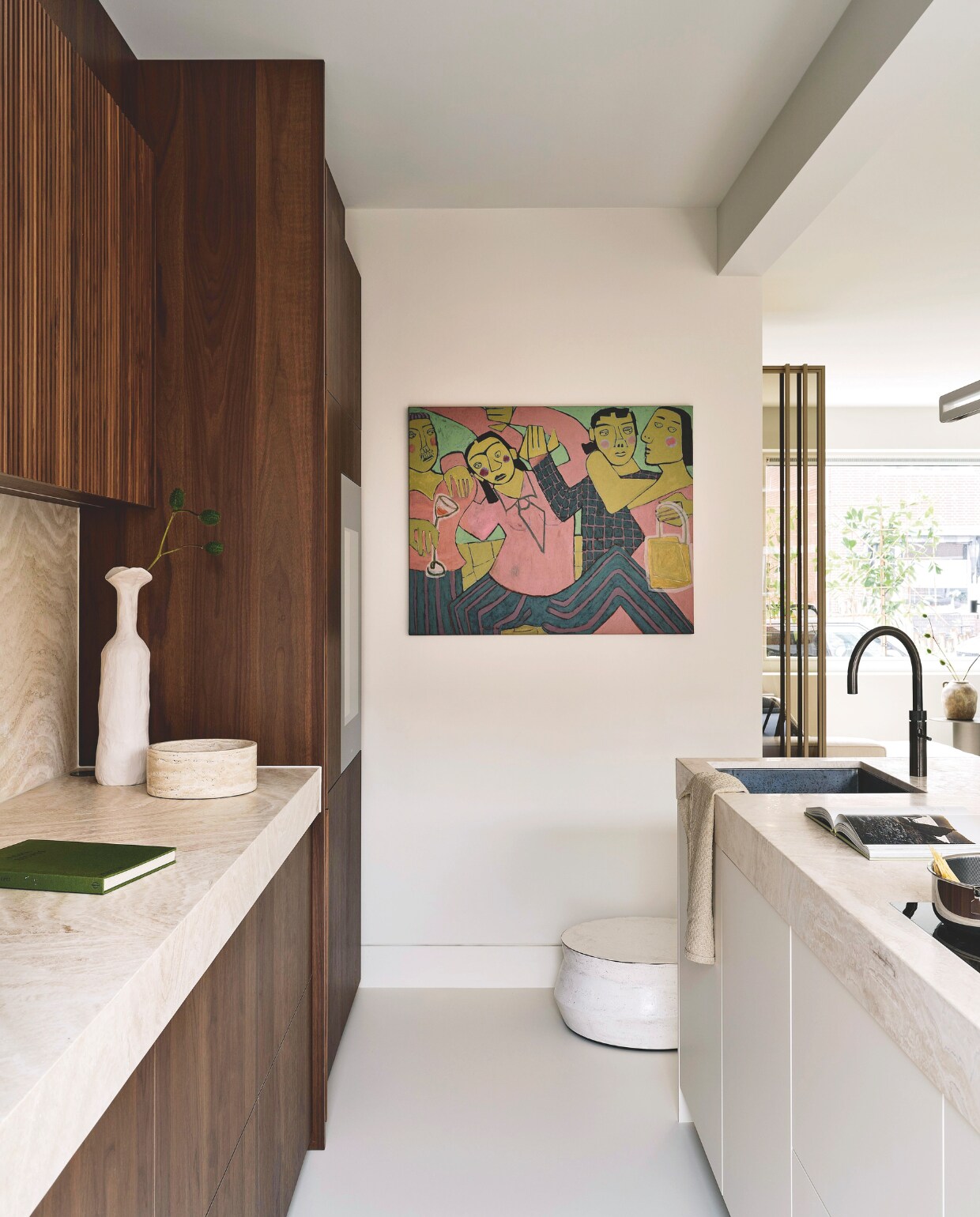 Door het hele huis ligt dezelfde gietvloer, aangebracht door Van Hollandse Bodem. Kunstwerk Hartjes en Queens van Jitske Schols. Vaas van een brocante. vtwonen Stijlvol 4-2025 | Fotografie Space Content Studio | Tekst Eveline Stoel