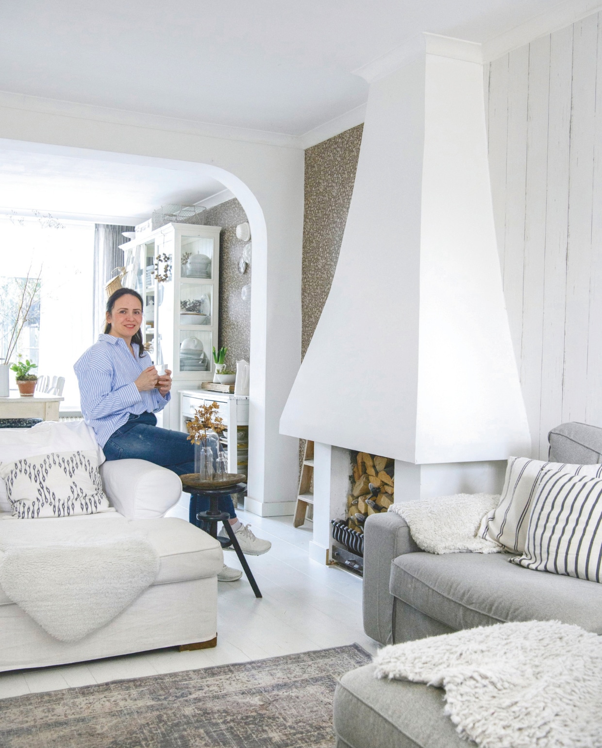 Bloembehang Estahome. Gordijnen Kwantum. Stoel en bank Ikea. Vloer Capture Eik geverfd Wit van Quick-Step. Muurkleur ral 9010. Peggy’s favoriete servieskast staat vol kringloop-vondsten. vtwonen Landelijk 03-2025 | Styling Janneke Peters, Marit Saladini | Fotografie Louis Lemaire | Tekst Britte Kramer