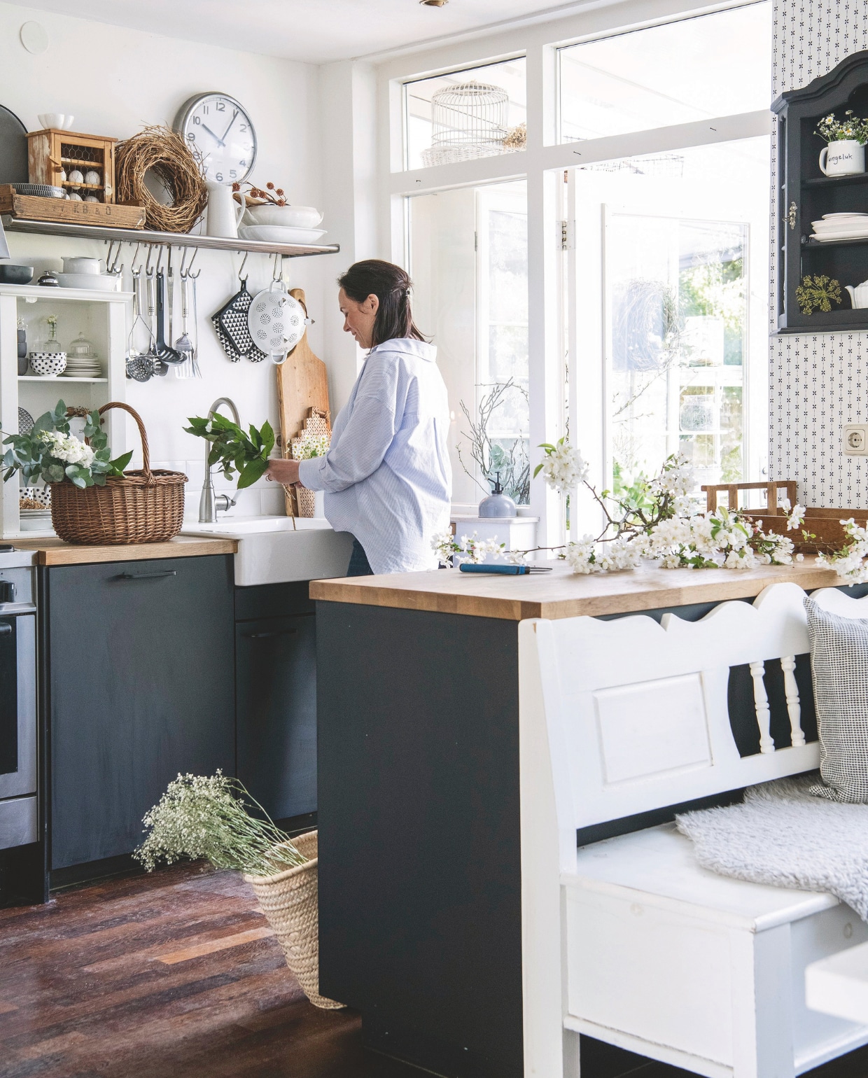 Keuken met eiken blad en groot fornuis Ikea. Klepbank van een vriendin gekregen. Rieten manden en andere accessoires kringloop of door Peggy gemaakt. Muurkleur ral 9010. vtwonen Landelijk 03-2025 | Styling Janneke Peters, Marit Saladini | Fotografie Louis Lemaire | Tekst Britte Kramer
