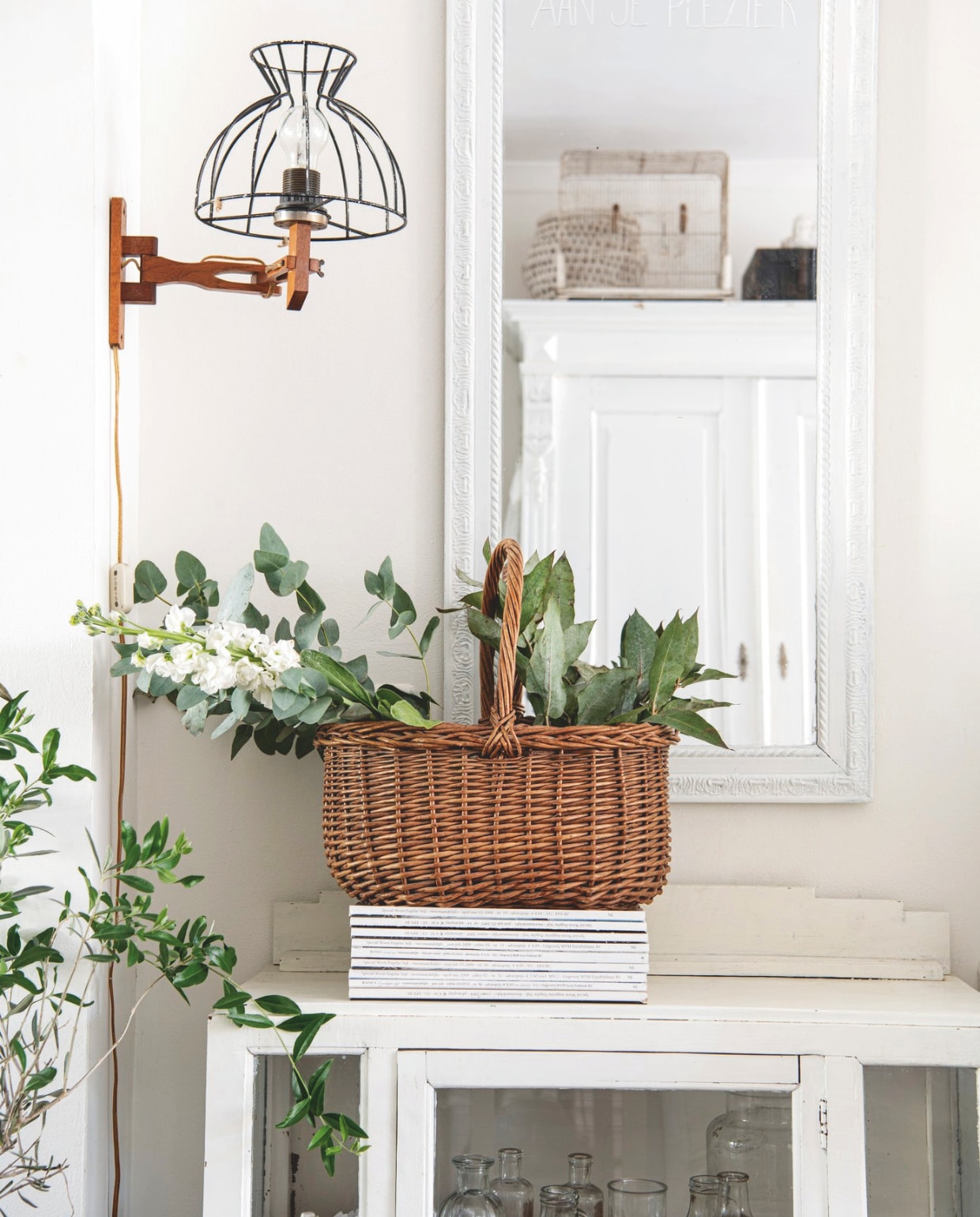 Spiegel en kast Marktplaats. Lamp en mand kringloop. Muurkleur ral 9010. vtwonen Landelijk 03-2025 | Styling Janneke Peters, Marit Saladini | Fotografie Louis Lemaire | Tekst Britte Kramer