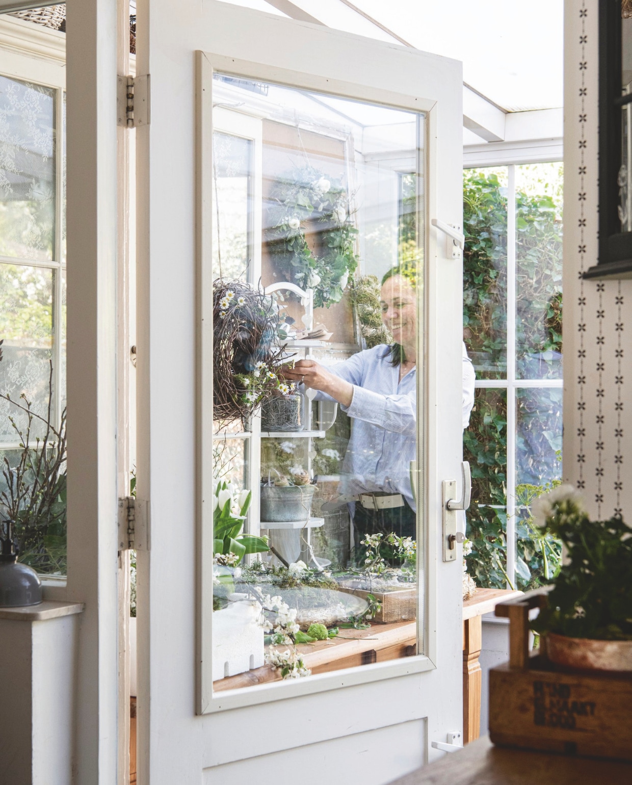 In de serre heeft Peggy veel seizoensgebonden groendecoratie hangen, zowel ingedroogd als vers. vtwonen Landelijk 03-2025 | Styling Janneke Peters, Marit Saladini | Fotografie Louis Lemaire | Tekst Britte Kramer