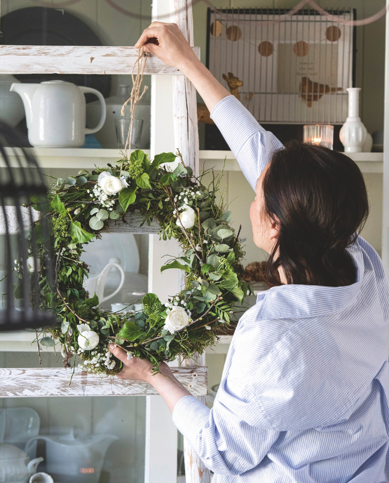 Peggy’s favoriete servieskast staat vol kringloop-vondsten. vtwonen Landelijk 03-2025 | Styling Janneke Peters, Marit Saladini | Fotografie Louis Lemaire | Tekst Britte Kramer