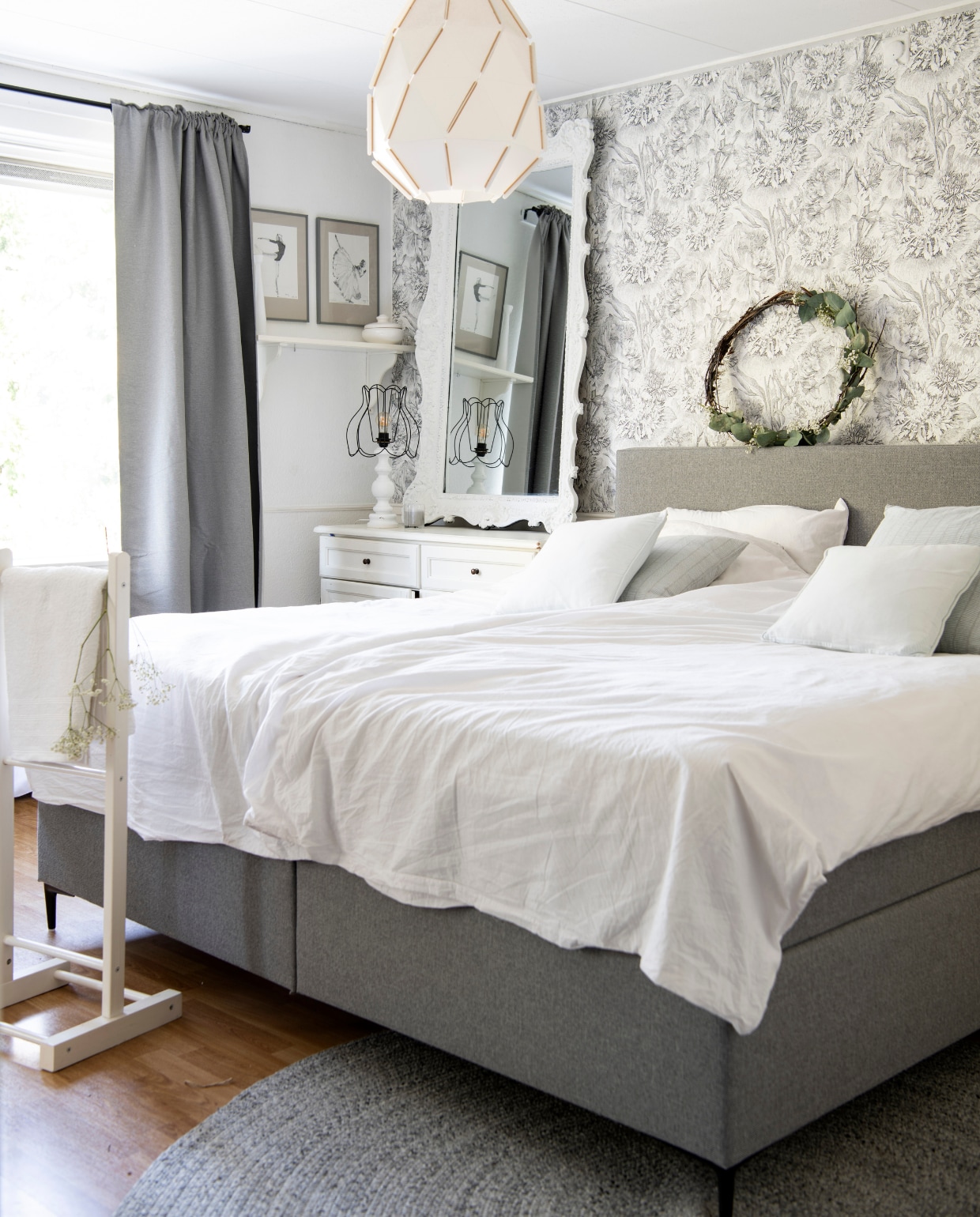 Bed TotaalBed. Beddengoed Dreamhouse. Kast en decoratie kringloop. Behang Gamma, bloemen zelf lichter geverfd. Verduisterende gordijnen Ikea. Muurkleur ral 9010. vtwonen Landelijk 03-2025 | Styling Janneke Peters, Marit Saladini | Fotografie Louis Lemaire | Tekst Britte Kramer