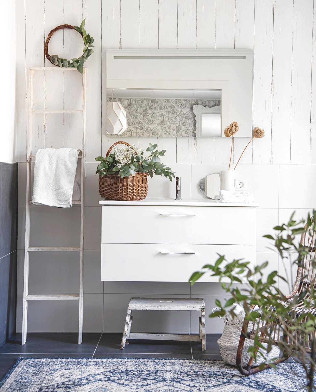Badkamermeubels en decoratie uit de kringloop. Muurkleur ral 9010. vtwonen Landelijk 03-2025 | Styling Janneke Peters, Marit Saladini | Fotografie Louis Lemaire | Tekst Britte Kramer