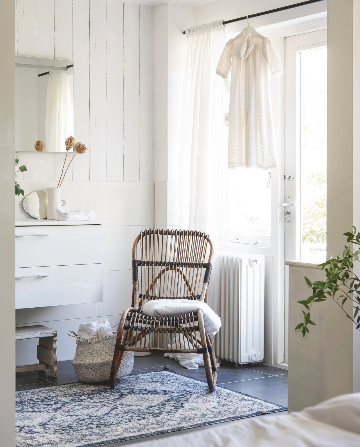 Meubels en decoratie kringloop. Muurkleur RAL 9010. vtwonen Landelijk 03-2025 | Styling Janneke Peters, Marit Saladini | Fotografie Louis Lemaire | Tekst Britte Kramer