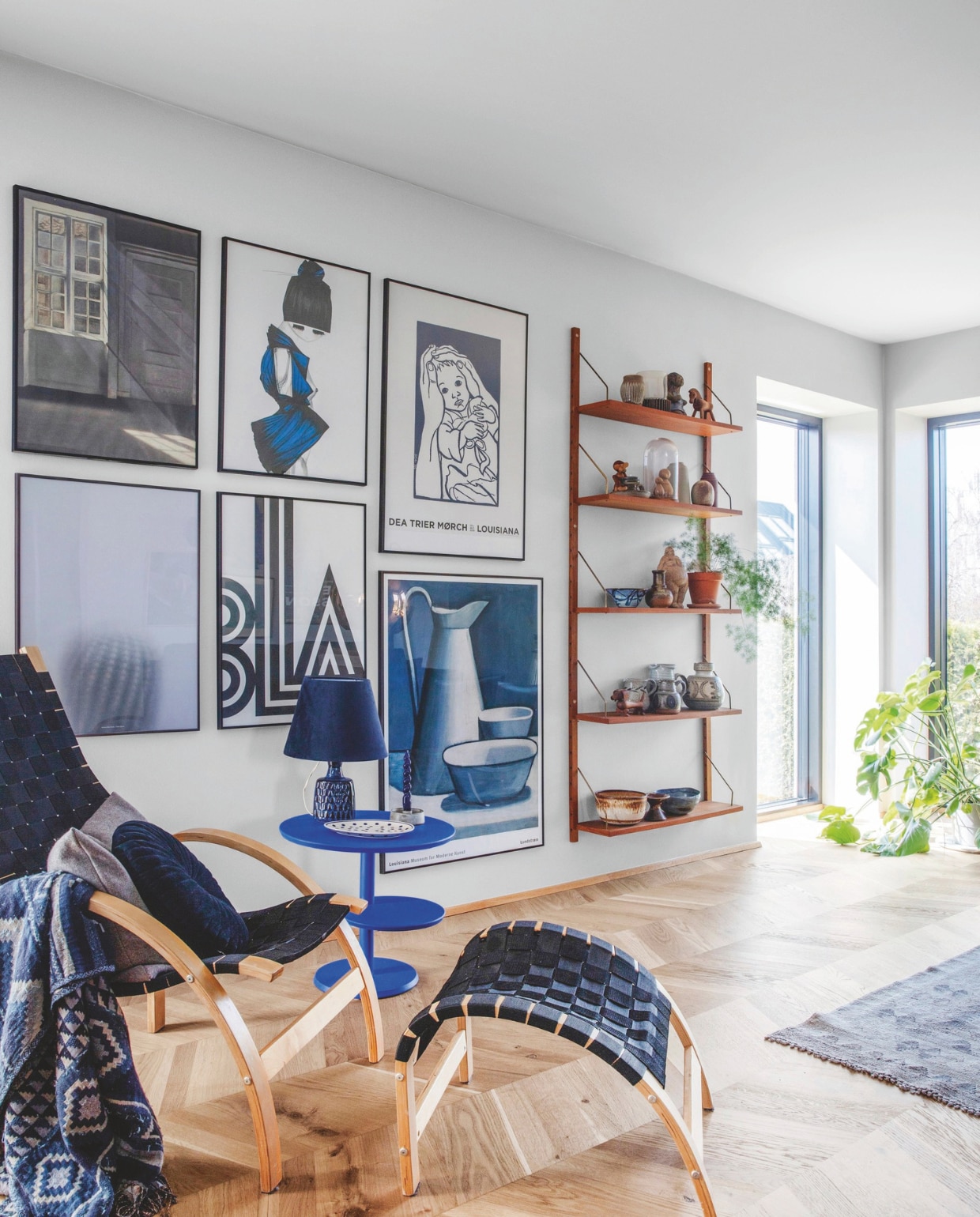 Mix van museumposters uit Louisiana en Ordrupgaard, tekening Louise Thomine. Stoel vintage. vtwonen 04-2025 | styling Rikke Graff Juel | fotografie Christina Kayser O