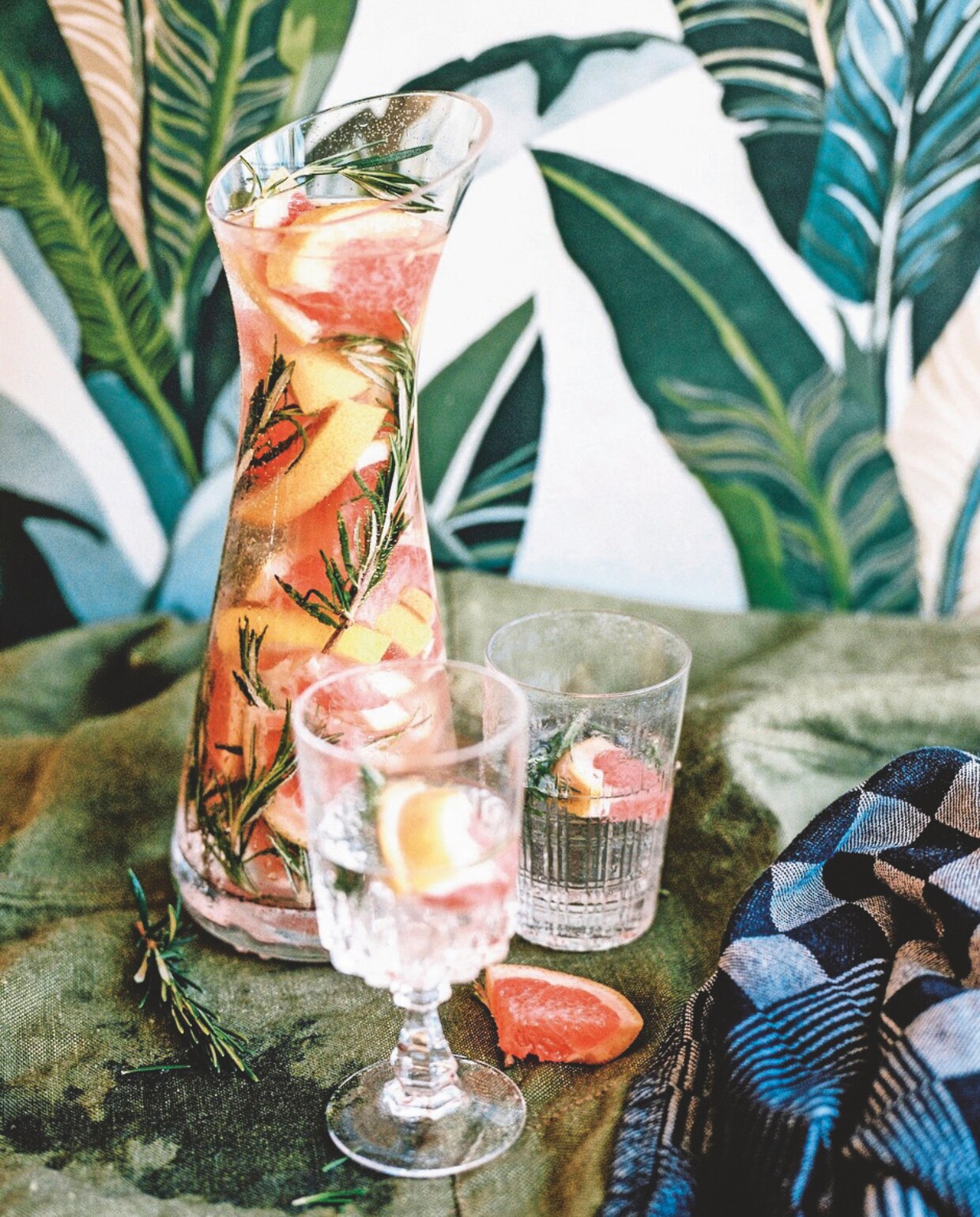 Limonade. Wat te drinken als je niet drinkt? van The Holy Kauw Company € 14,99. • dewereldvansnor.nl vtwonen special zomerboek 2025 | samenstelling the Holy Kauw Company | fotografie Hanke Arkenbout