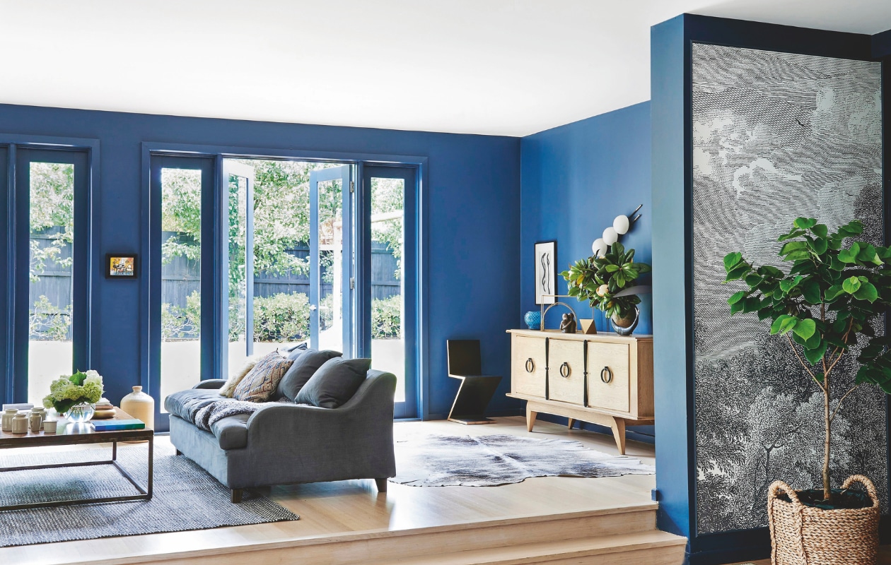 Muurkleur afgestemd op Hague Blue van Farrow &amp; Ball. Maatwerk salontafel Tim Shovelton. Messing schaal Infinity van Lightly. Bank Claude van Pinch Design, in stof Linara kleur Shadow van Romo. Zigzagstoel Rietveld. Jaren 50-dressoir Albert Guénot via Geoffrey Hatty. Jaren 30-wandlamp Nicholas &amp; Alistair. Messing sculptuur Sort of Free Objects van Anna Varendorff. Behang Arcadia van Anthropologie. Rieten mand Market Imports. vtwonen 04-2025 | styling Fiona Richardson | fotografie Lisa Cohen | tekst Sophie Mackinnon