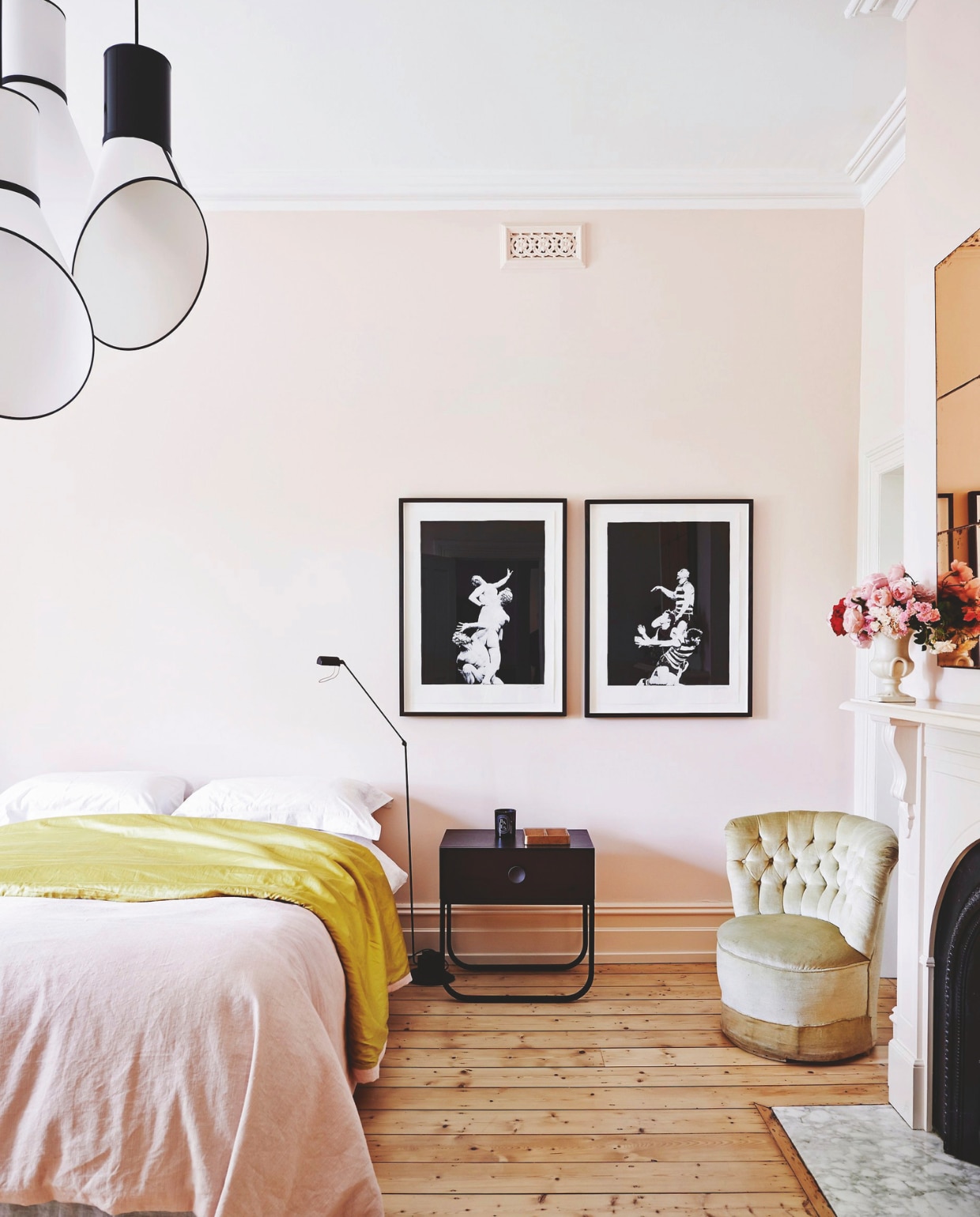 Muurkleur Blushing Bride van Haymes Paint. Nachtkastje New York van Grazia &amp; Co. Dekbedhoes van stof Desinvolte in Lafayette van Dominique Kieffer. Sprei van zijdestof Cosimo van Sahco via South Pacific Fabrics. Hanglamp kroonluchter 3 Petit Cargo van Designheure. Bedlamp Lumina. vtwonen 04-2025 | styling Fiona Richardson | fotografie Lisa Cohen