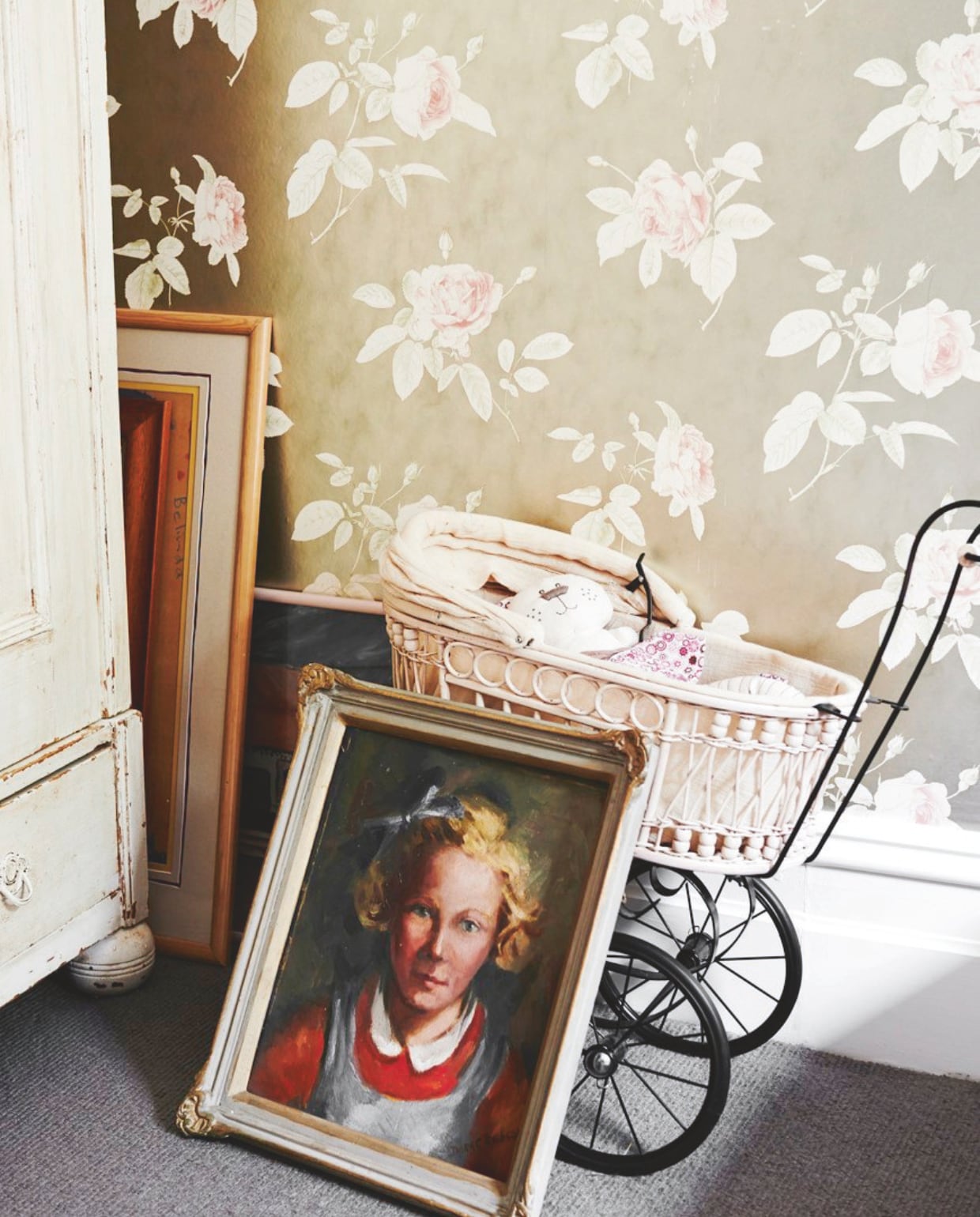 Behang Rose van Colefax and Fowler. Schilderij kringloop. Kast en kinderwagen vintage. vtwonen 04-2025 | styling Fiona Richardson | fotografie Lisa Cohen