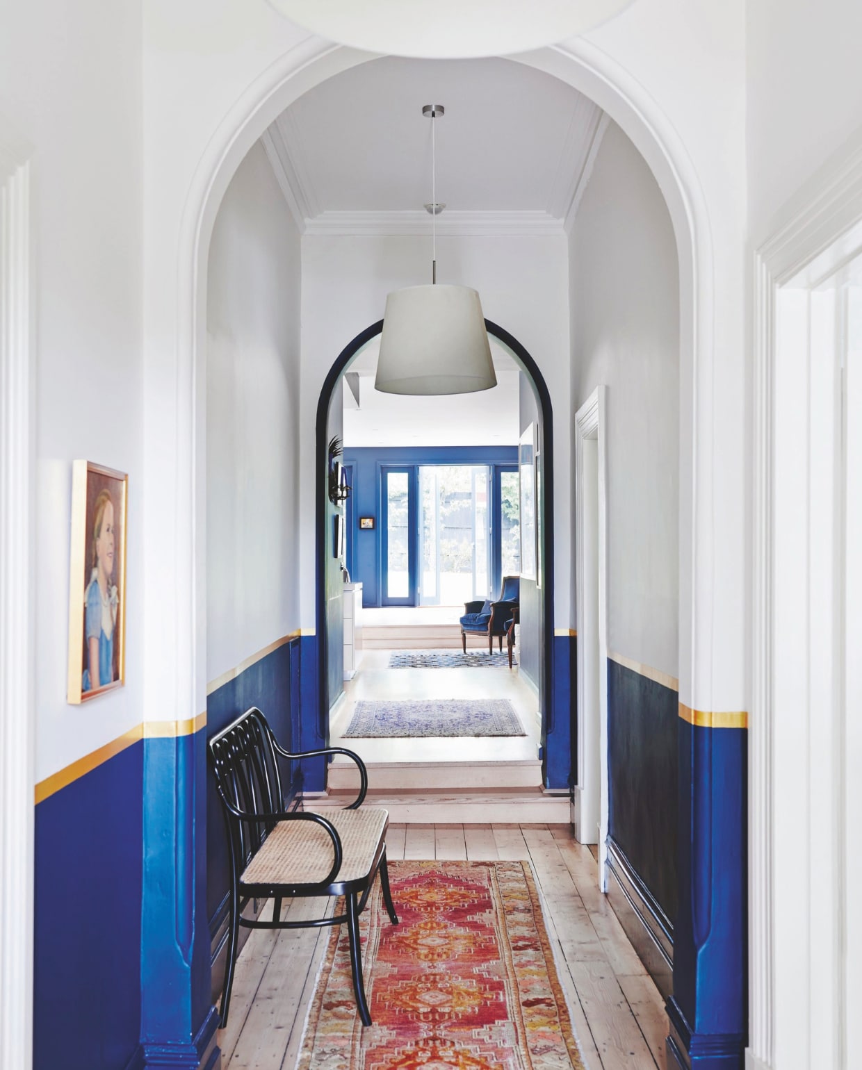 Witte muurkleur Magnolia Moonlight en blauwe muurkleur Royal Blue van Haymes Paint. Gouden rand Alchemy Liquid Gold van Porter’s Paint. Portret Belinda’s moeder door haar overgrootvader Frank Wells. Bank No.16 settee van Thonet. Loper Konya van Loom Rugs. vtwonen 04-2025 | styling Fiona Richardson | fotografie Lisa Cohen | tekst Sophie Mackinnon | tekstbewerking Mirjam Rosema-Verhulst