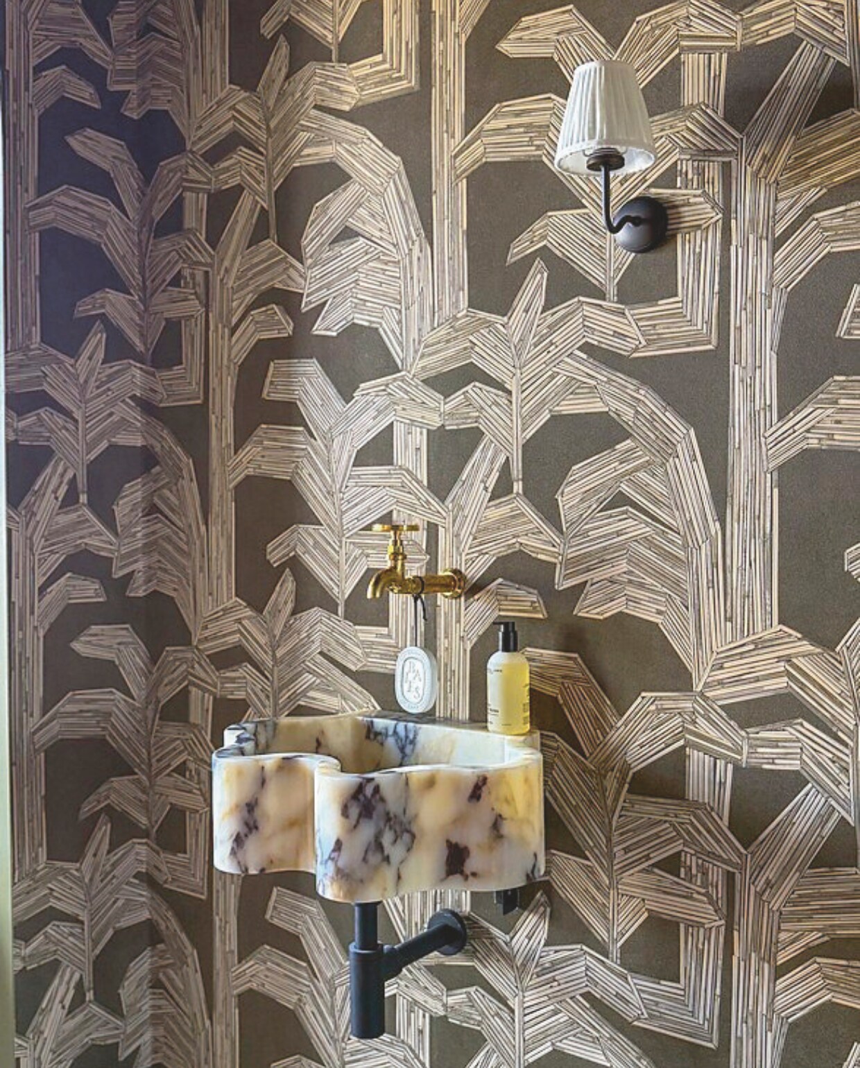 Belarte Keuken wandlampen: Etsy Wasbak marmer hal, kraan Studio Ore vtwonen 05-2025 | styling en fotografie Theo-Bert Pot