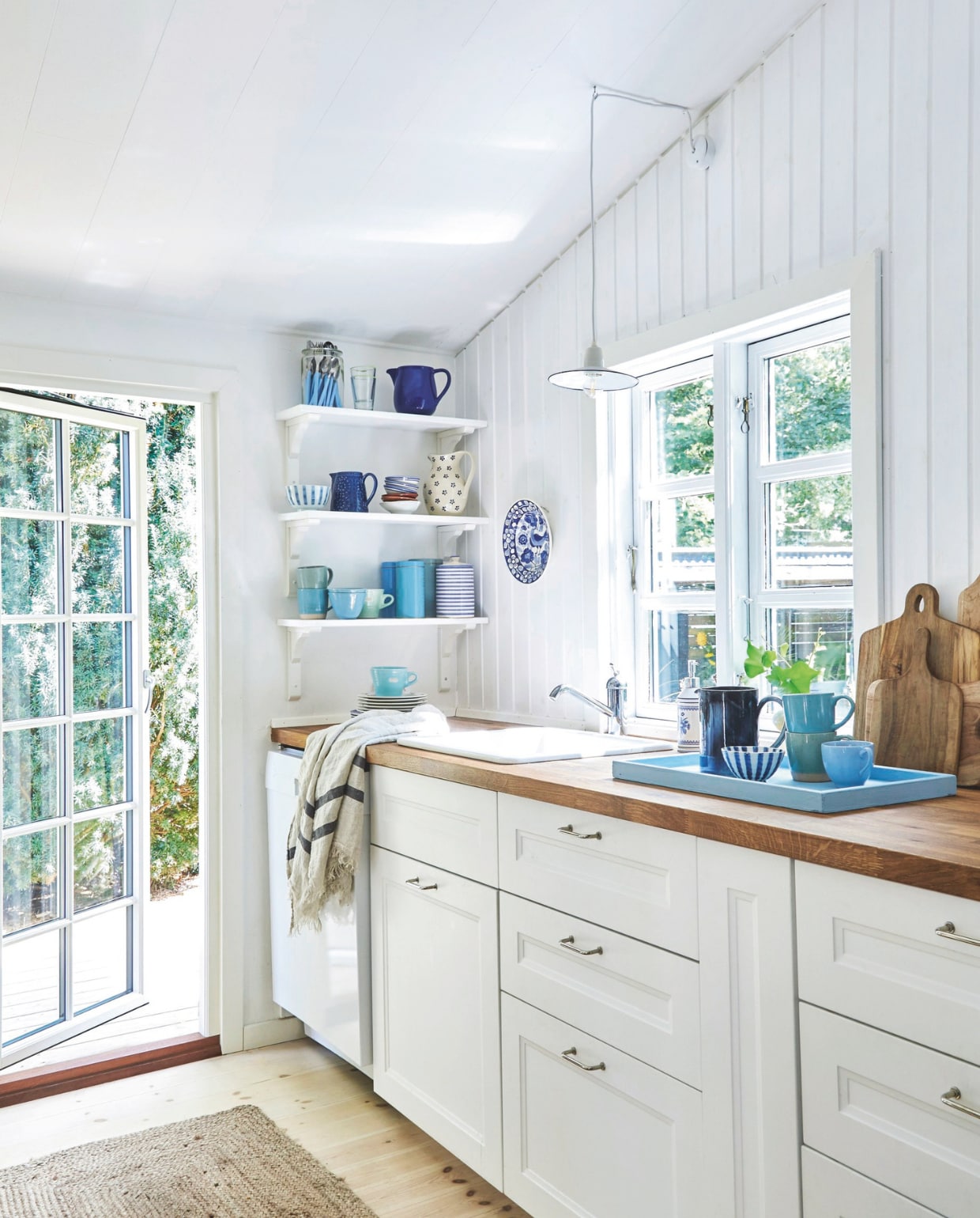 Keuken Ikea. Handgrepen Genbyg. Lamp dba.dk. vtwonen Landelijk 4-2025 | styling Rikke Graff Juel | fotografie Anitta Behrendt