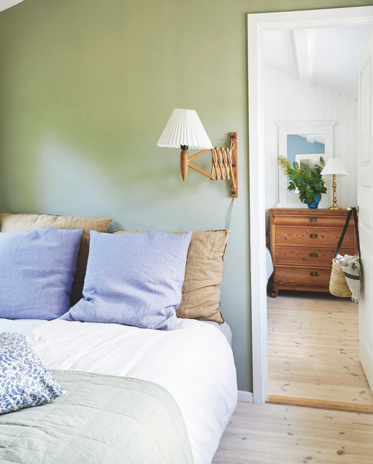 Vergelijkbare wandlamp LampTwist. Soortgelijk linnen beddengoed Town &amp; Country. vtwonen Landelijk 4-2025 | Styling Rikke Graff Juel | Fotografie Anitta Behrendt | Tekst Wilma Tjalsma-Smits