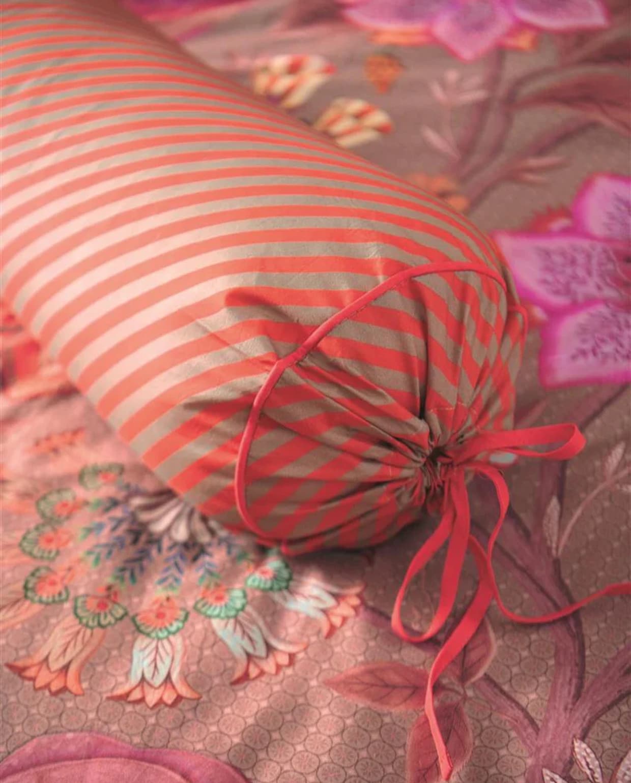 Shop via shop.vtwonen.nl: kussen Raya Roll van Pip Studio € 29,95. Pip Studio