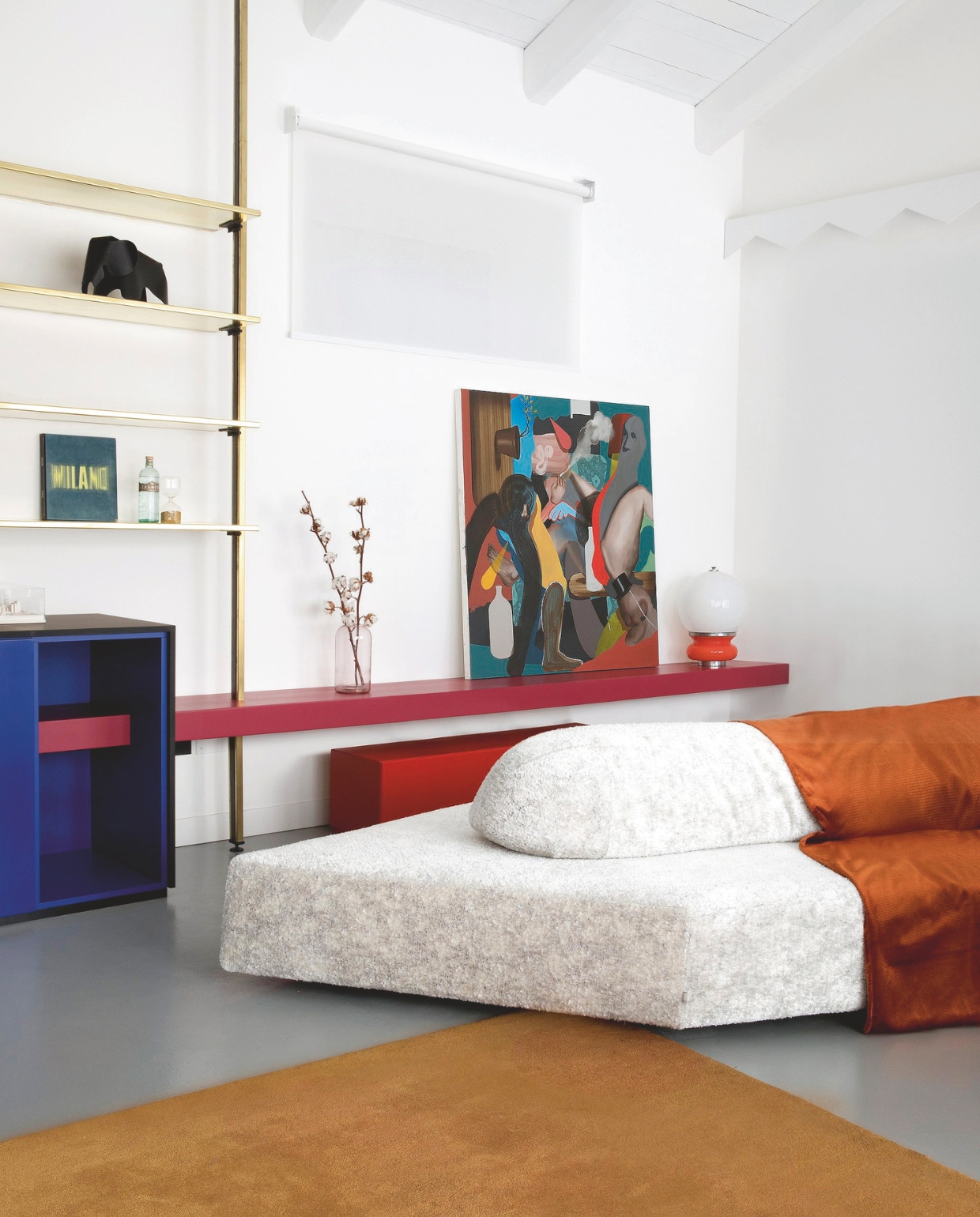 De maatwerkkast loopt door vanuit de keuken naar de woonkamer, een ontwerp in gelakt mdf met messing randen van Velvet Studio. Schilderij van Giacomo Modolo. Bank On the Rocks van Edra. Boekenstandaard Original Ptolomeo van Opinion Ciatti. Olifant Vitra. Stijlvol Wonen 04-2025 | fotografie Barbara Corsico | tekst Jackie Oomen | Productie Living Inside / Brontekst Marzia Nicolini