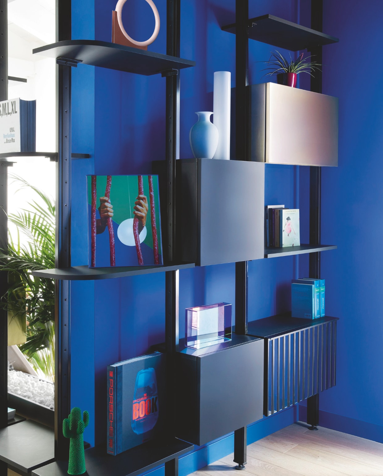 Een detail van de open maatkast die de hoek omgaat en zo de woonkamer met de hal verbindt. Stijlvol Wonen 04-2025 | fotografie Barbara Corsico | tekst Jackie Oomen | Productie Living Inside / Brontekst Marzia Nicolini