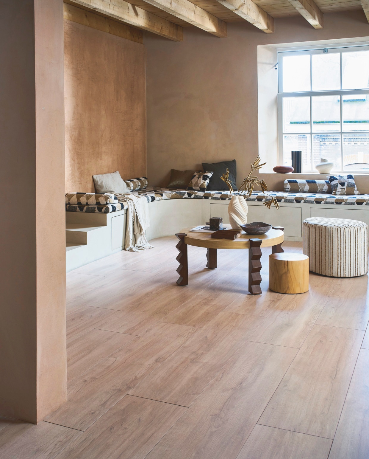 Laminaat XL in Board Vergrijsd, lamel 138x32,6x0,8 cm, met groef, per m² € 32,99.M.m.v. versmissen.nl (salontafel), zarahome.com (marmeren blokdecoratie, effen kussen, vaas vensterbank), urbannatureculture.com (bijzettafel), hm.com (vaas tafel), hkliving.com (schaal), rapture.amsterdam (poef), dofine.nl (wandafwerking), mettesophie.com (ovaal object vensterbank), wonderwallstudios.com (houten stalen). Overig privébezit. vtwonen 05-2025 | styling Cleo Scheulderman | fotografie Jeroen van der Spek