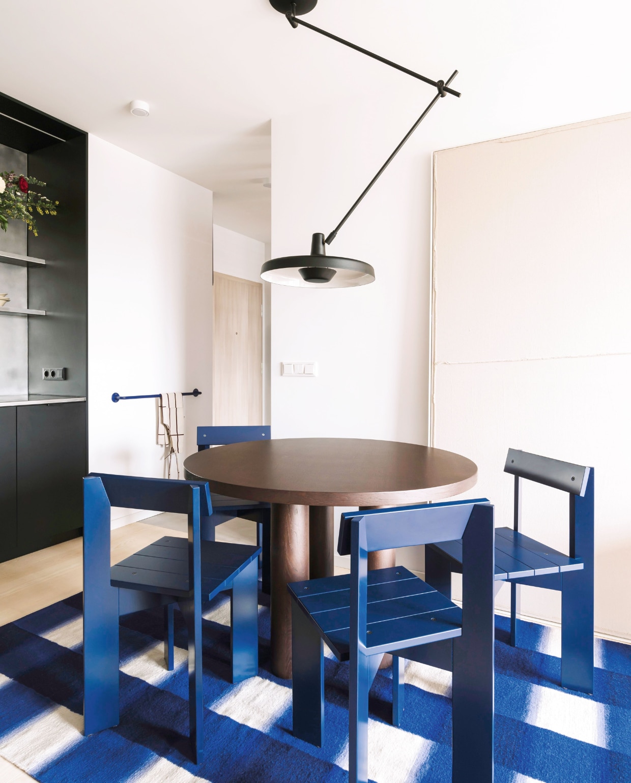 Plafondlamp Arigato van Grupa. Tafel Orsey van het Poolse Tabell. Stoelen Ark van Ferm Living. Tapijt India Mahdavi x H&amp;M Home. Schilderij Maha van Kave Home. Stijvol wonen 04-2025 | Fotografie Zasoby Studio