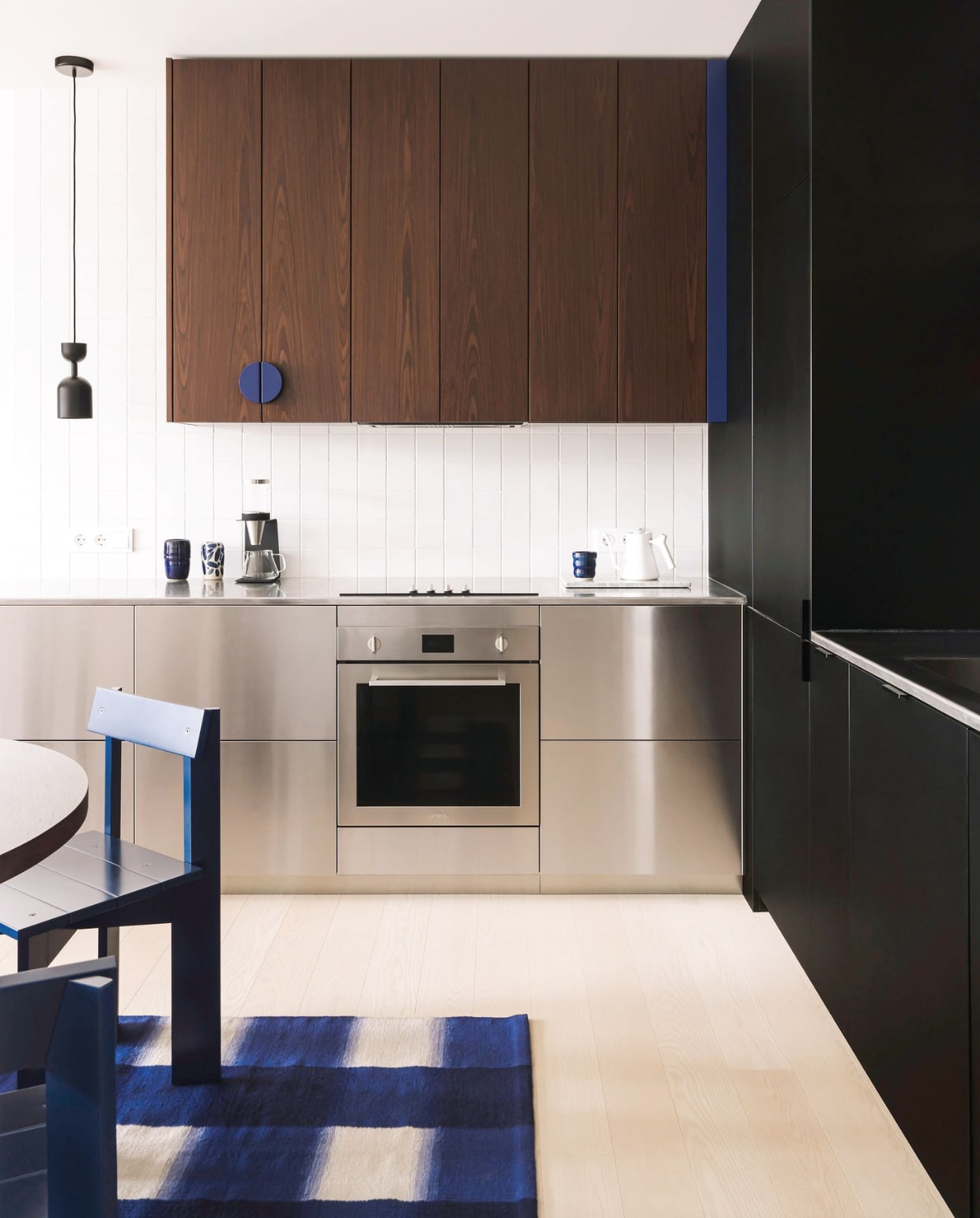 Lamp Suppuru van Ummo. Tegels van Ceramica Vogue in kleur Ghiaccio. Kasten ontworpen door One Desk, gemaakt van eikenhout en roestvrij staal. Oven Smeg. Houten vloer Andante van Boen. Stijvol wonen 04-2025 | Fotografie Zasoby Studio