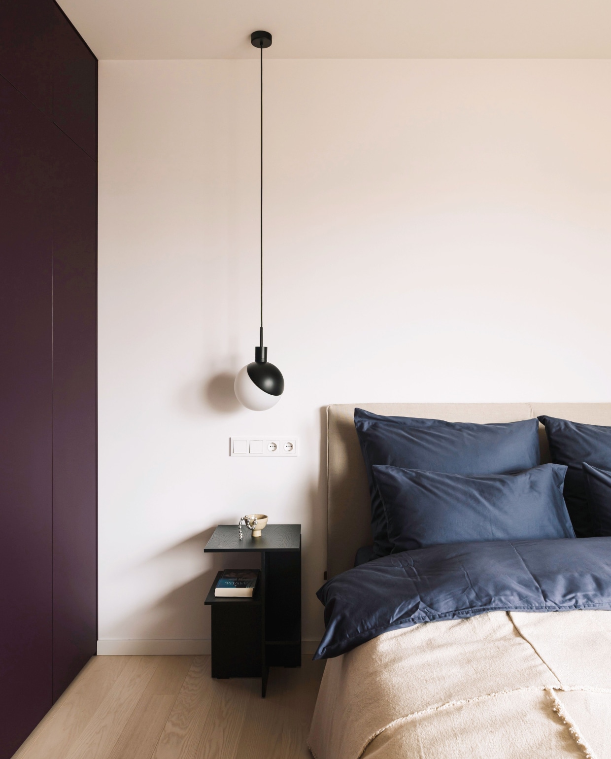 Bijzettafel Atik van Noo.ma. Hanglamp Baluna van Grupa. Beddengoed in Navy Blue van Linenbundle. Sprei Ferm Living. vtwonen stijvol 04-2025 | Fotografie Zasoby Studio