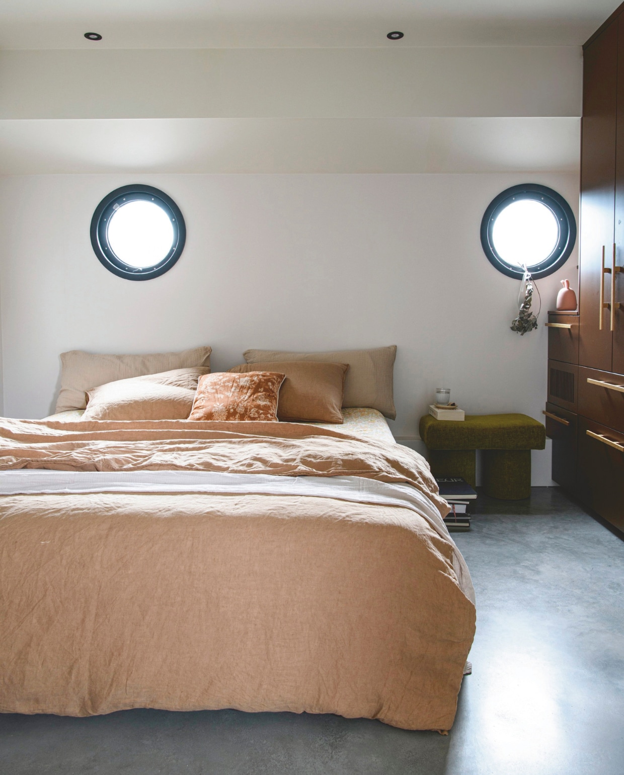 Groene poef Loods 5. Linnen dekbedovertrek en kussens H&amp;M Home. vtwonen 05-2025 | styling Marit Saladini | fotografie Louis Lemaire | tekst Jackie Oomen