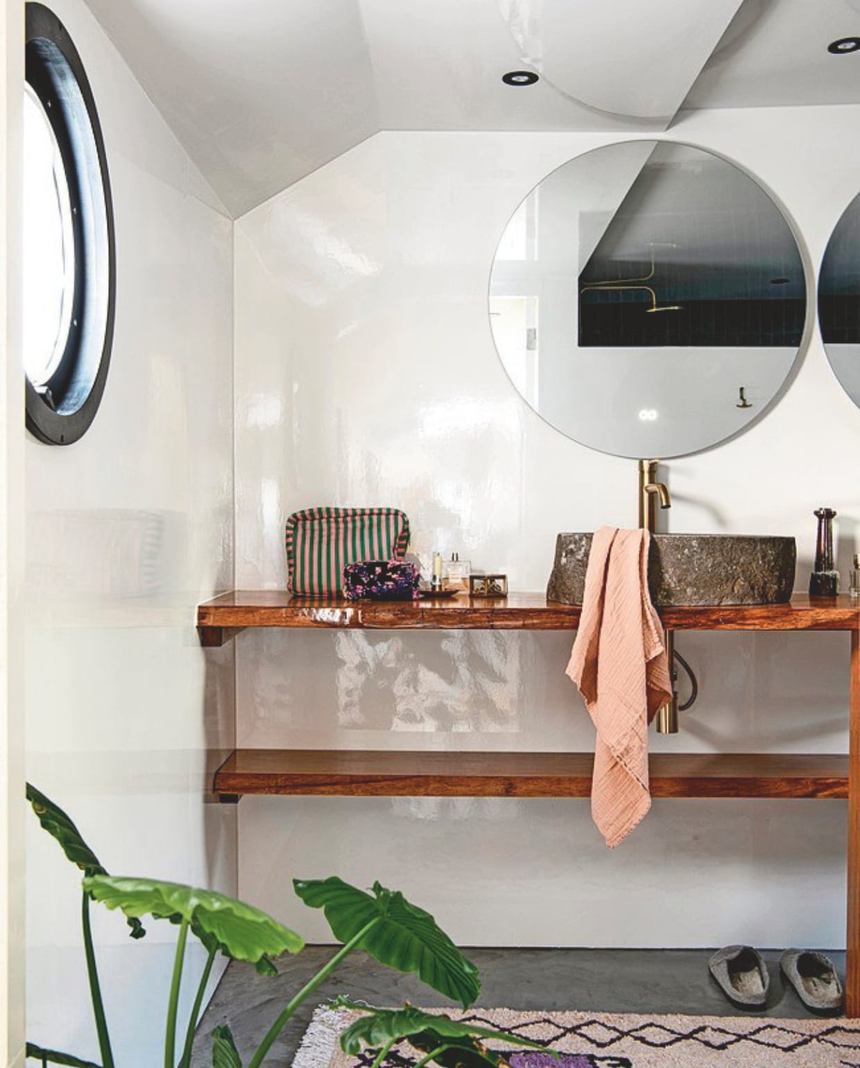 De badkamer zit onder de stuurhut. Blad van eikenhout, waskommen van Indonesisch natuursteen, kraanwerk FortiFura Calvi. vtwonen 05-2025 | styling Marit Saladini | fotografie Louis Lemaire | tekst Jackie Oomen